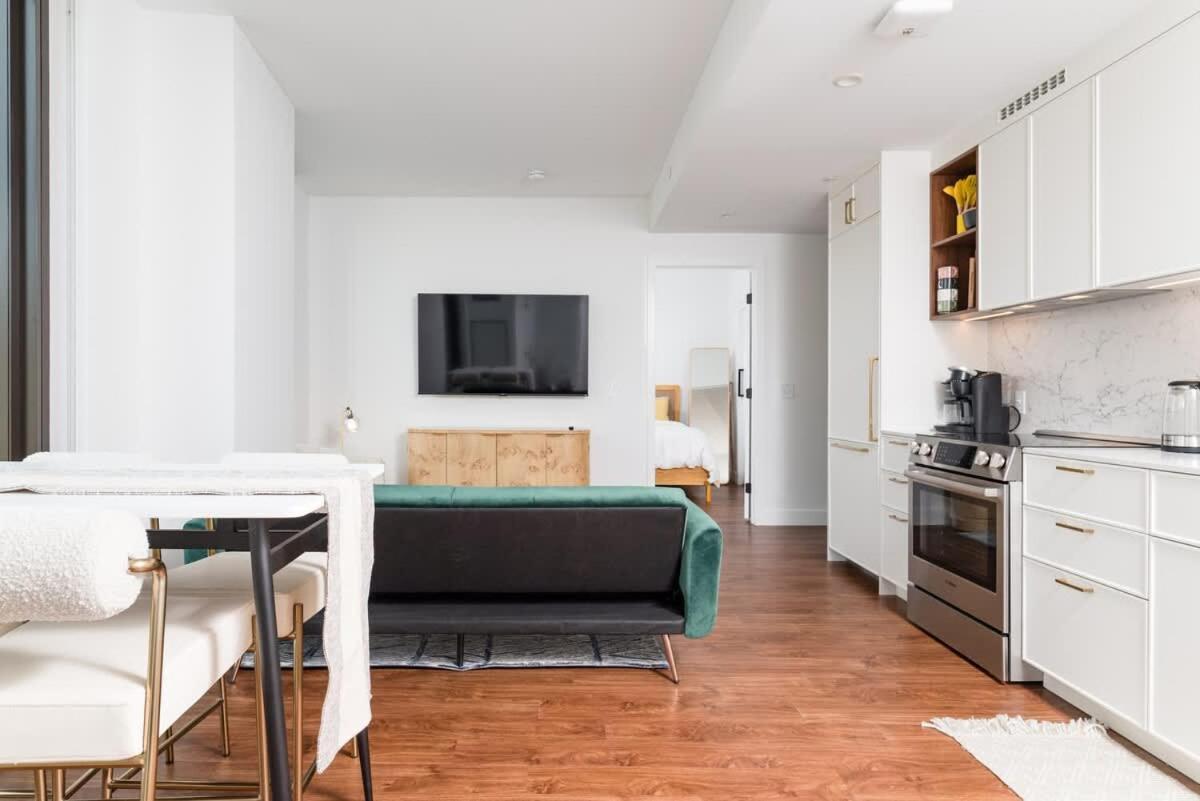 Back-bay Lux 2br With Rooftop And Parking
