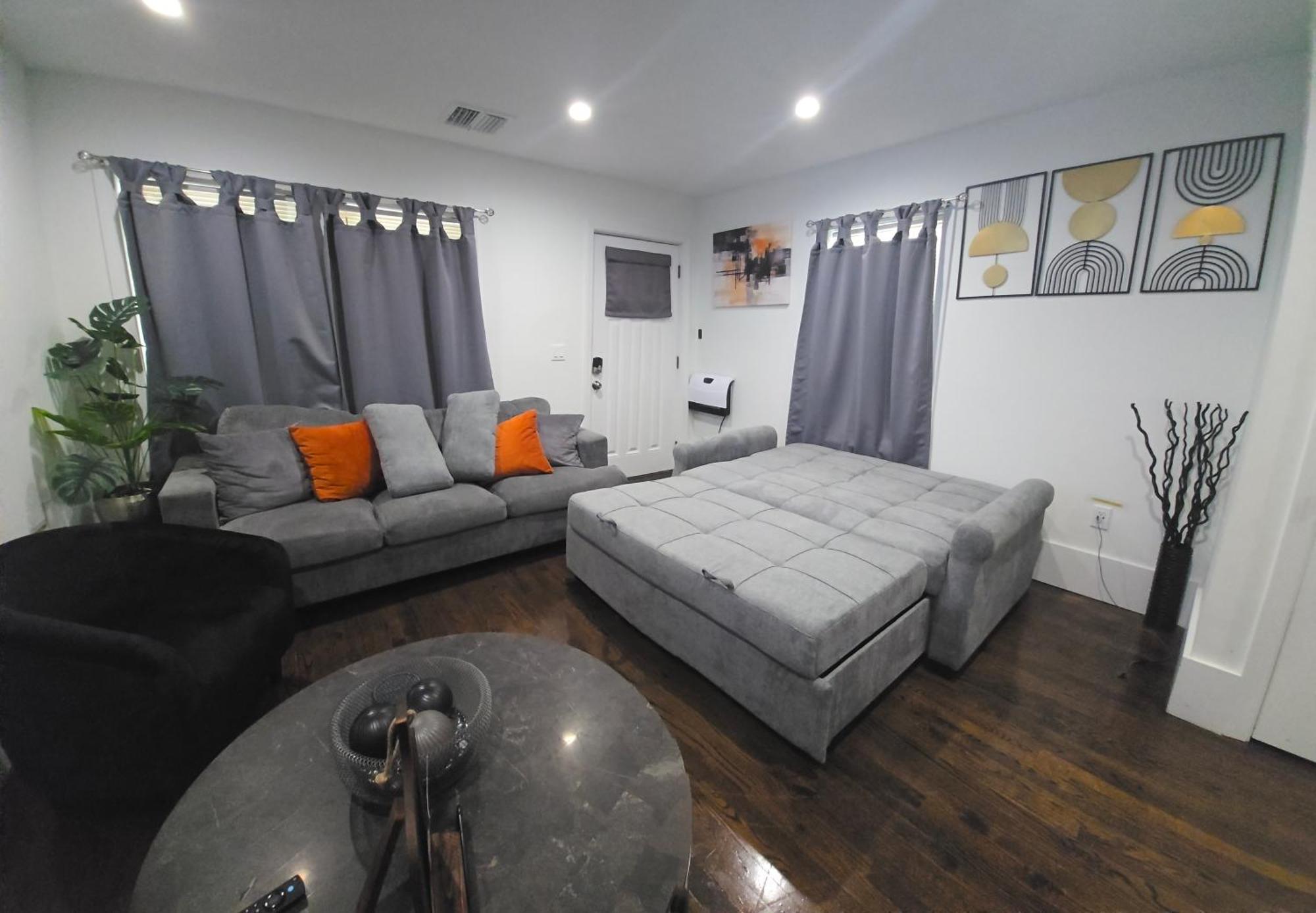 Holiday home Brand New 4br House 20min Downtown *