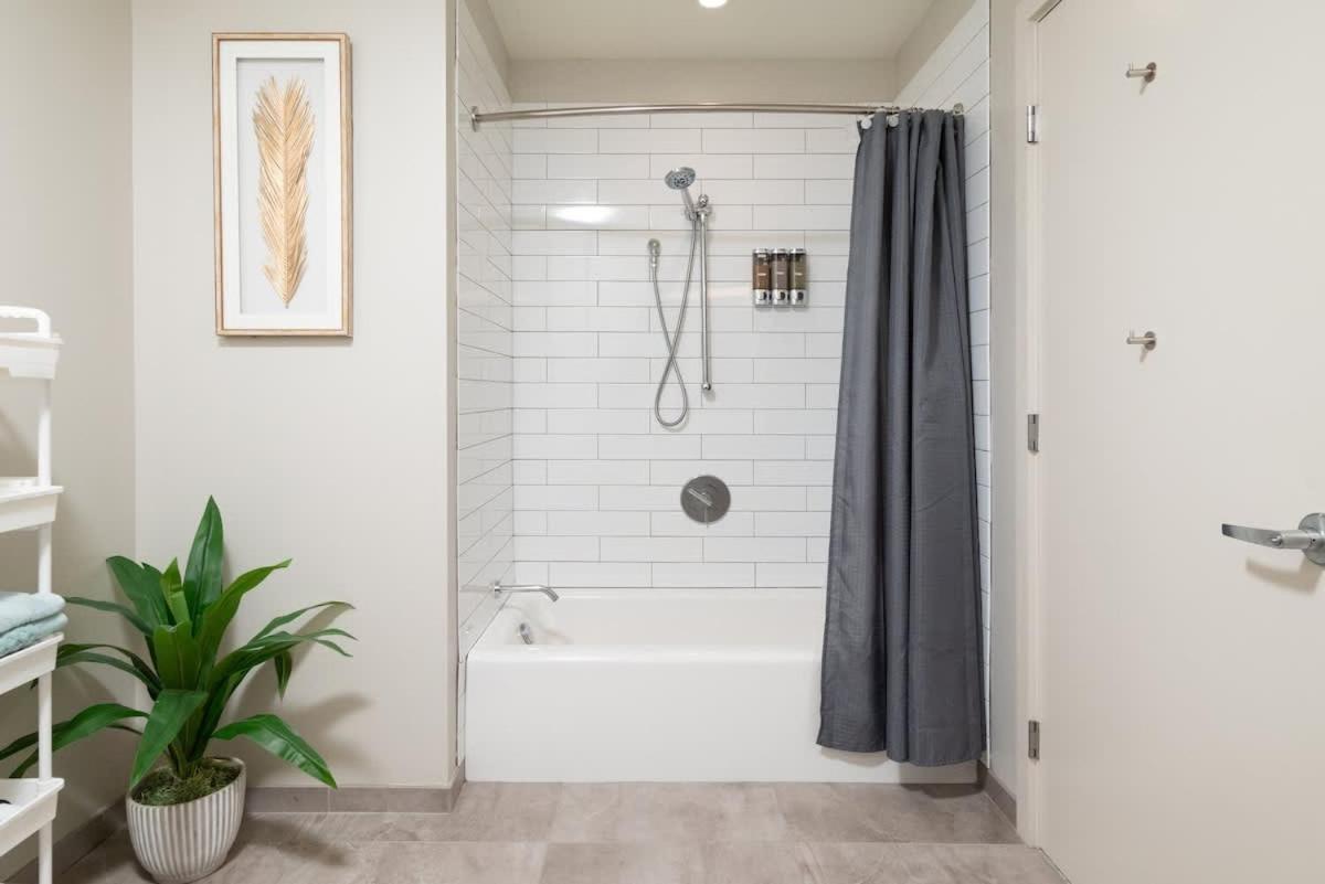 North End 2br W Pool & Gym *