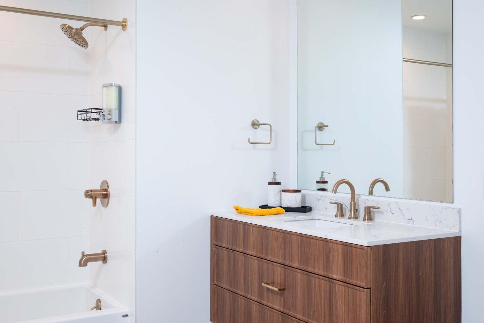 Apartment Back-bay Upscale Rooftop & Parking *