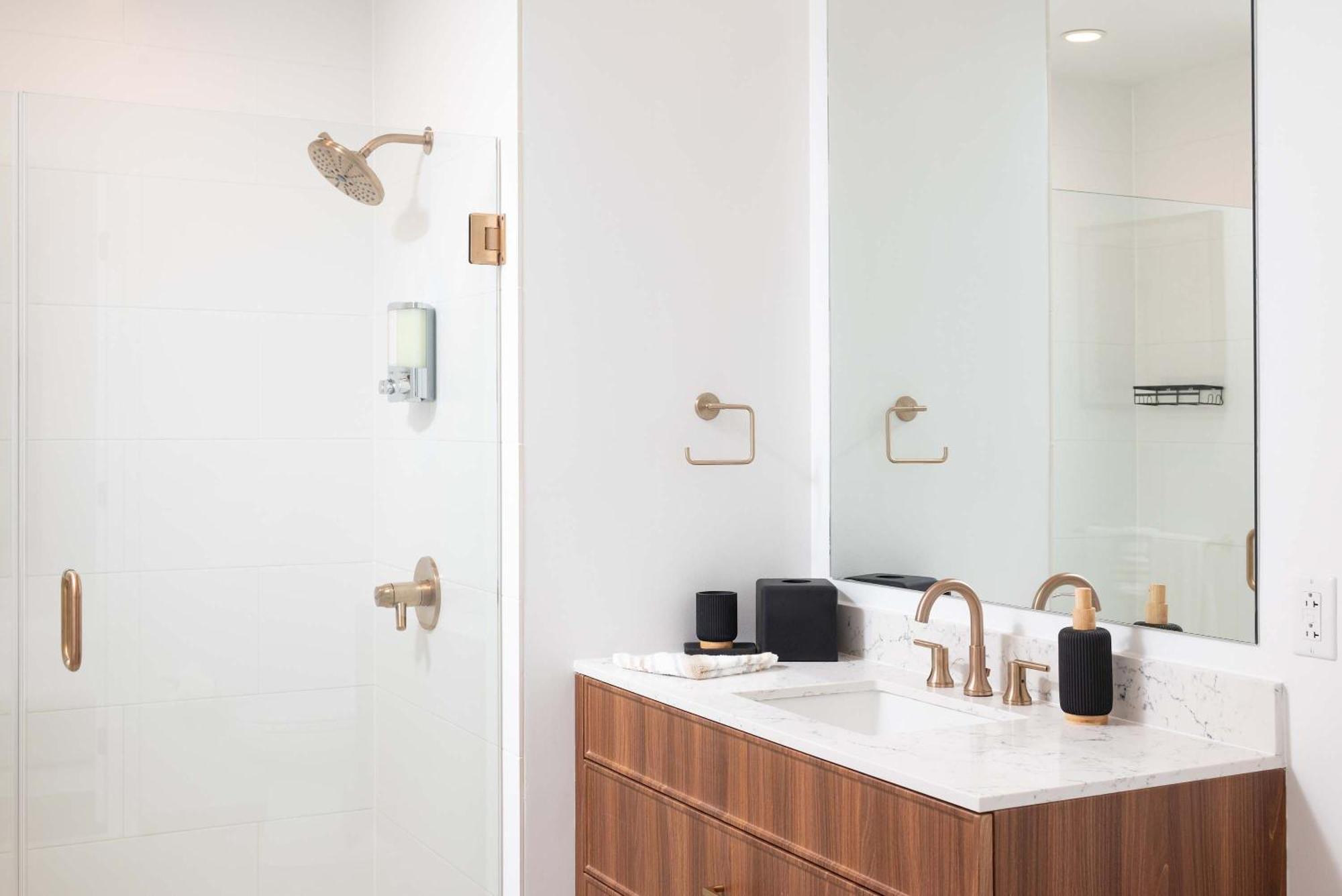 Apartment Back-bay Upscale Rooftop & Parking *