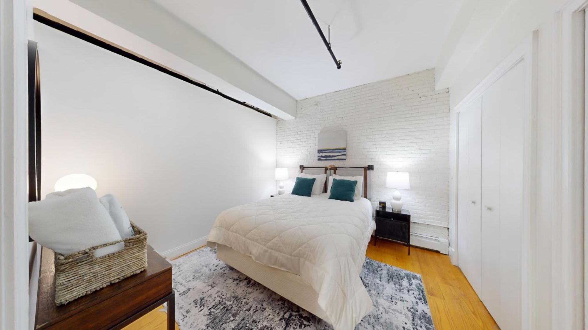 Expansive Back Bay Two-level Loft, 2b2b Appartement *