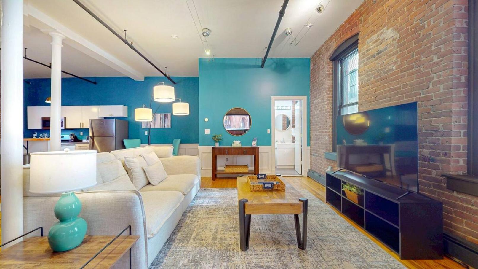 Expansive Back Bay 2-level Loft, Sleeps 6, 2b2b Apartment *