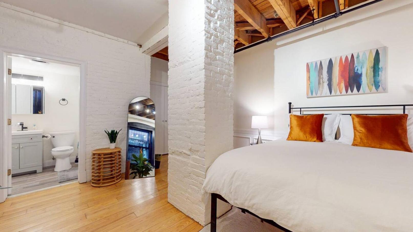 Apartment Expansive Back Bay 2-level Loft, Sleeps 6, 2b2b