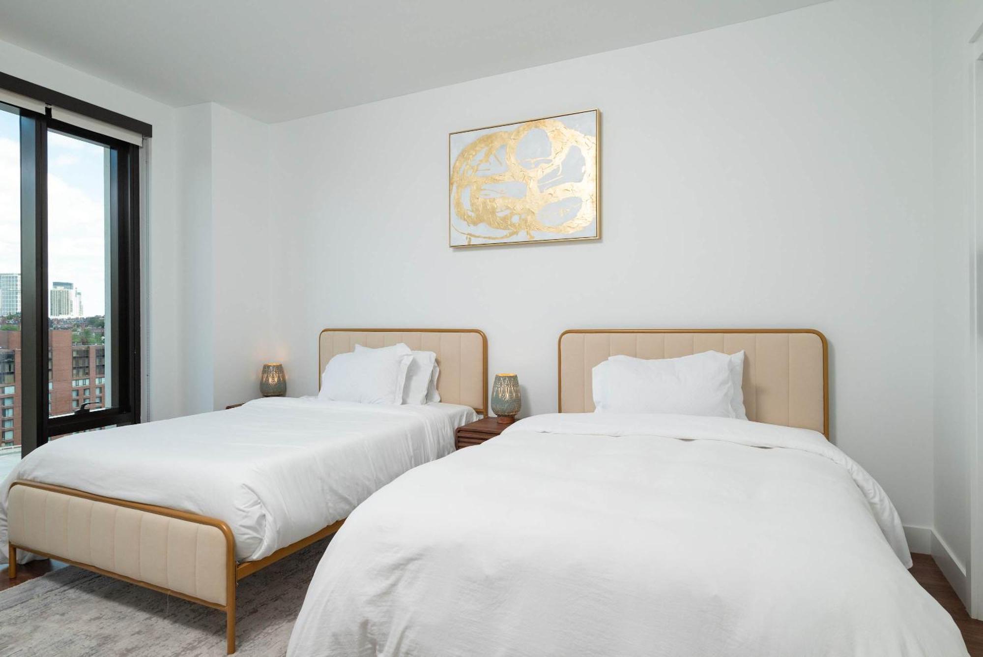 Back-bay Lux 2br With Rooftop And Parking *