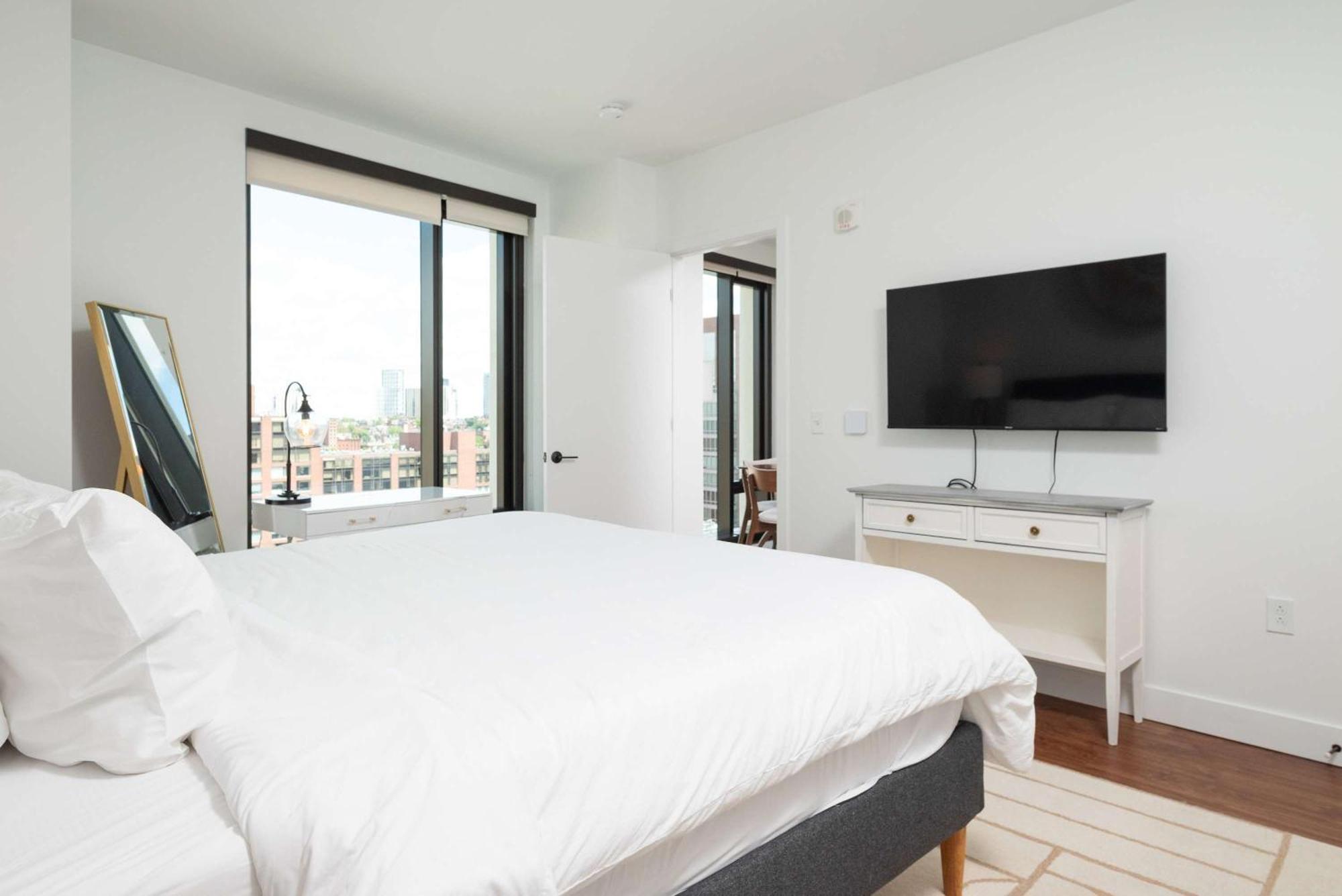 Back-bay Lux 2br With Rooftop And Parking *