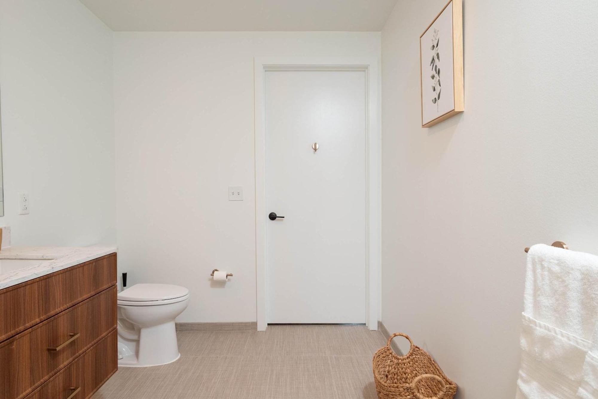 Back-bay Lux 2br With Rooftop And Parking *