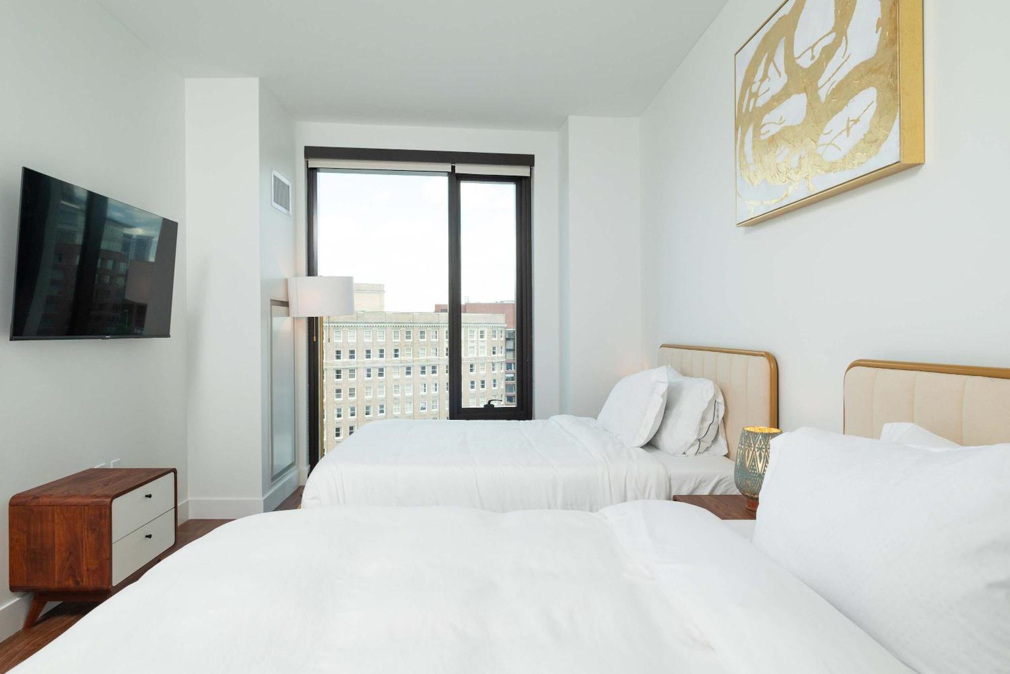 Back-bay Lux 2br With Rooftop And Parking *