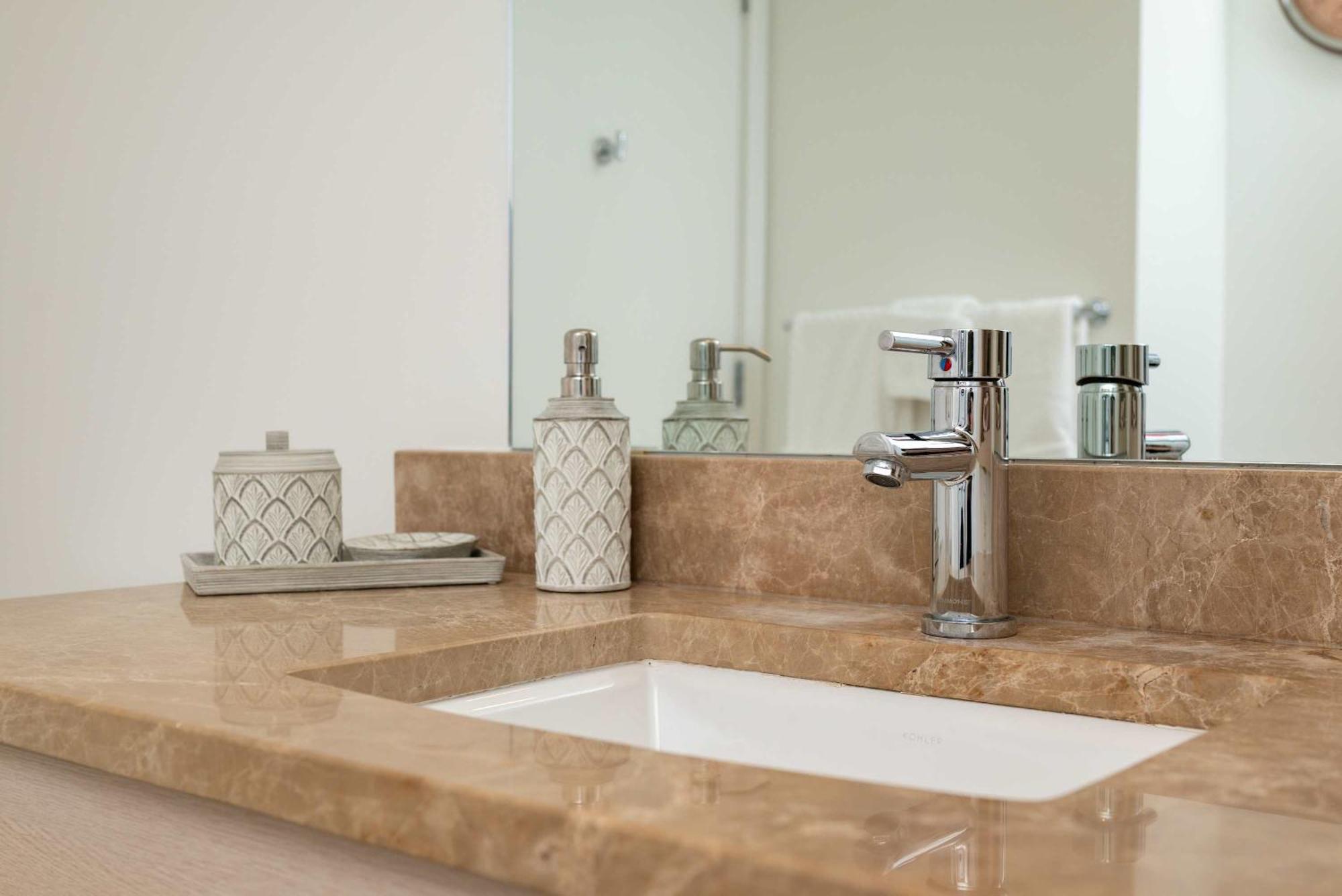 Upscale Penthouse With Gym Parking Near Mgh Tufts Apartment