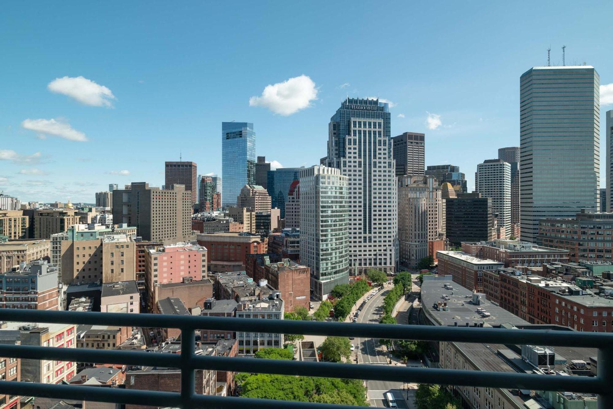 Upscale Penthouse With Gym Parking Near Mgh Tufts *