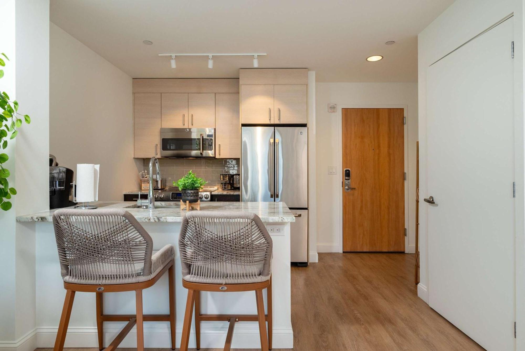 Apartment Upscale Penthouse With Gym Parking Near Mgh Tufts *