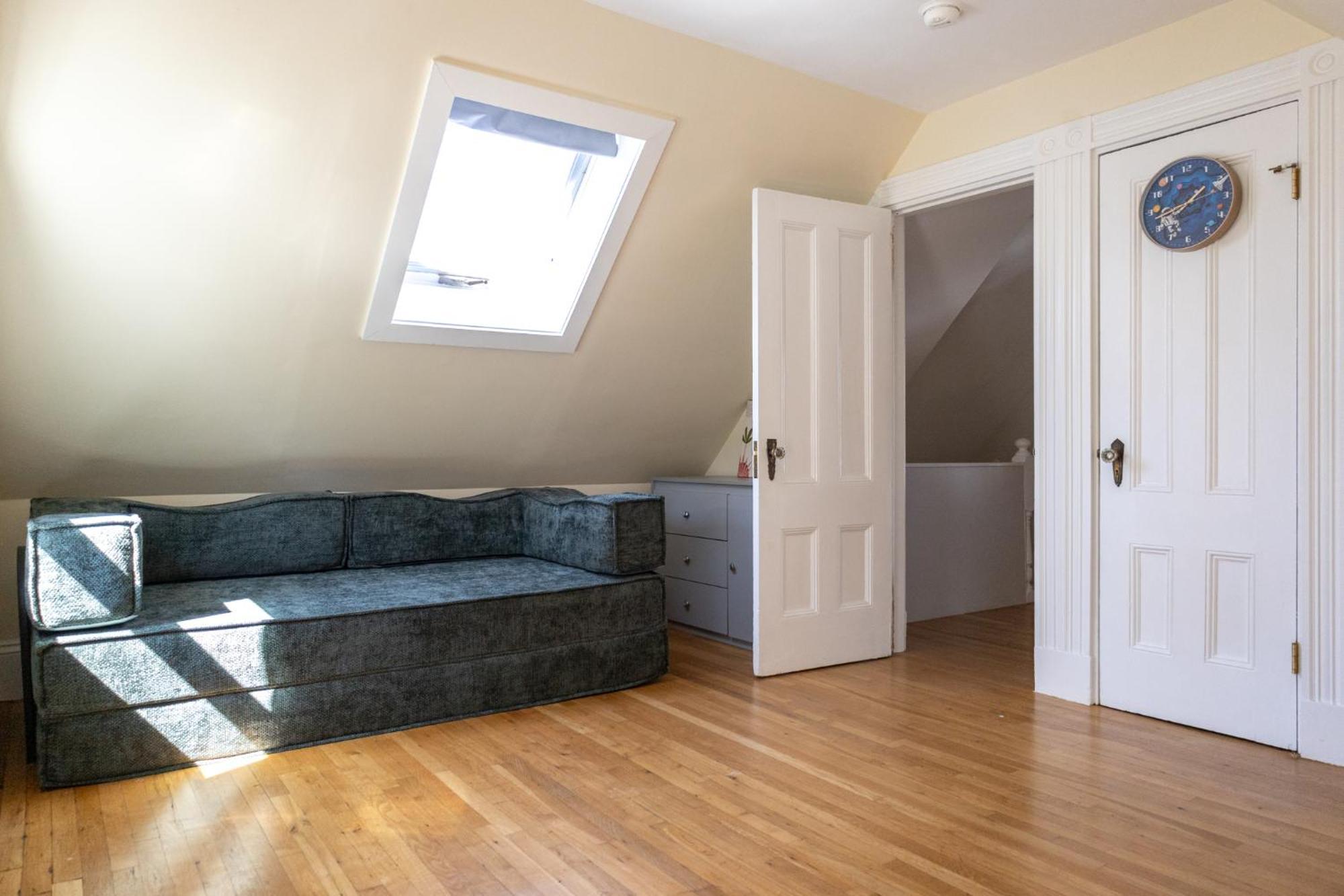 Family-Friendly 4Br W Yard & Modern Kitchen Holiday home