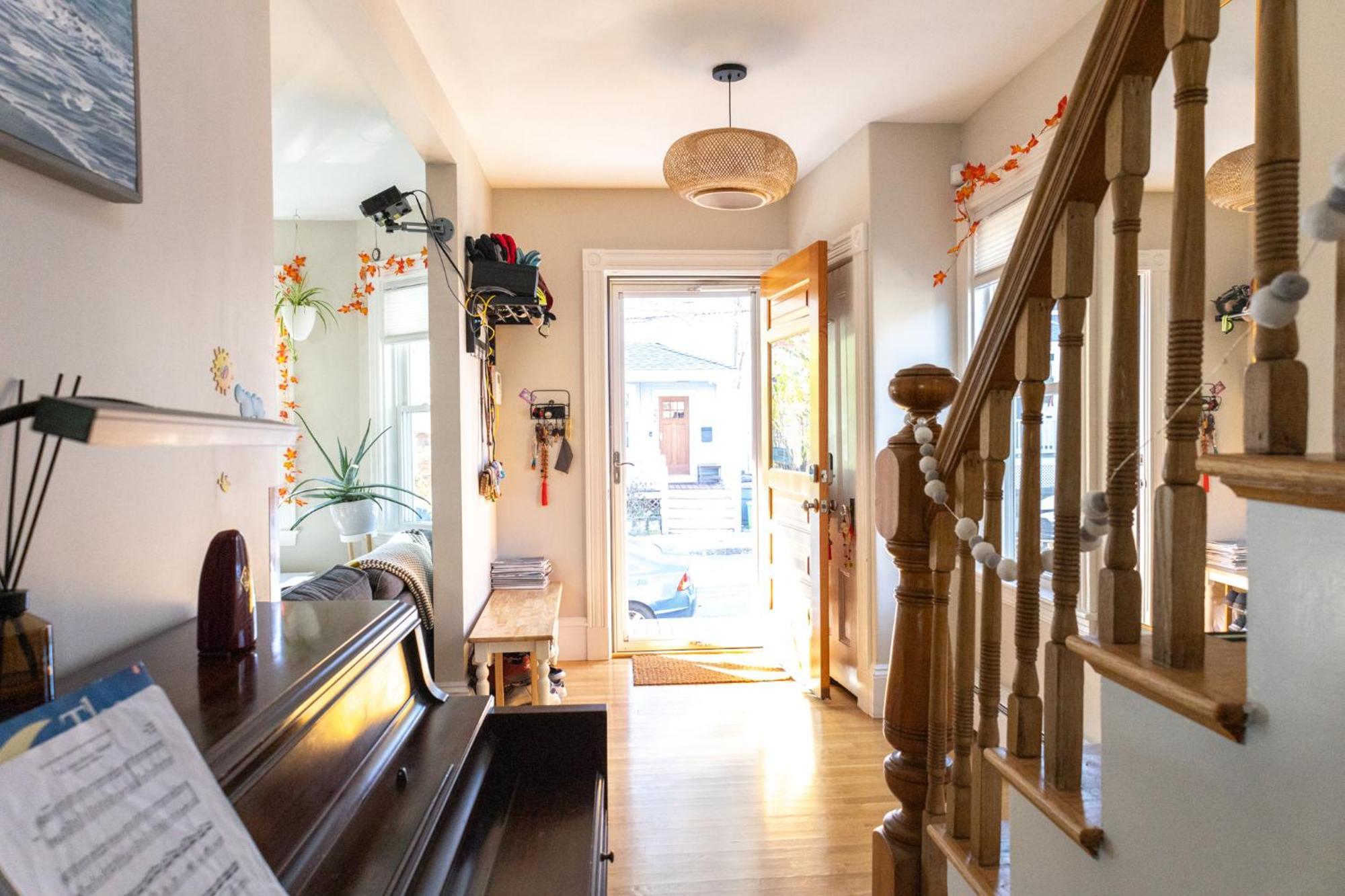 Family-Friendly 4Br W Yard & Modern Kitchen *