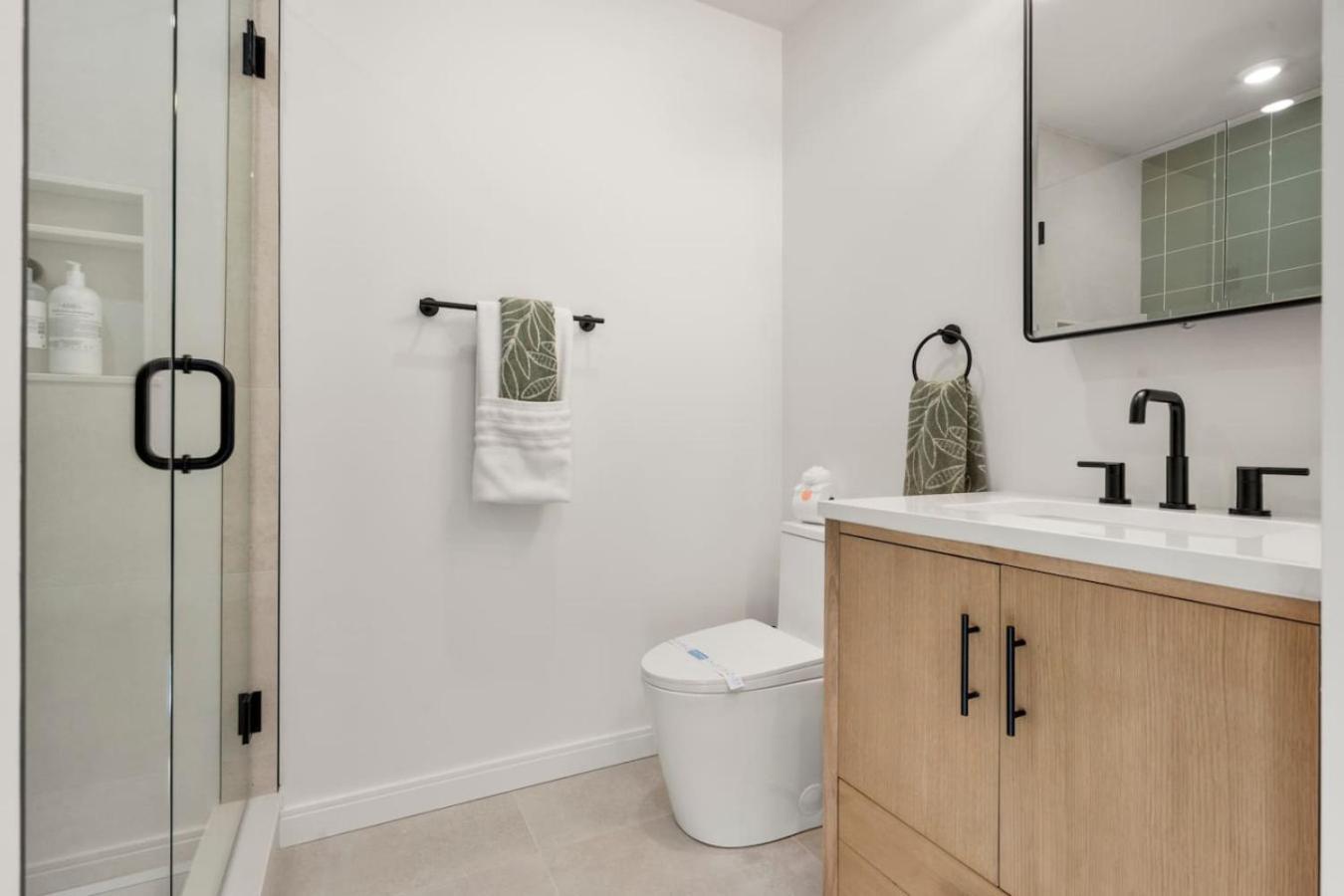 Skyline 1br With Views *
