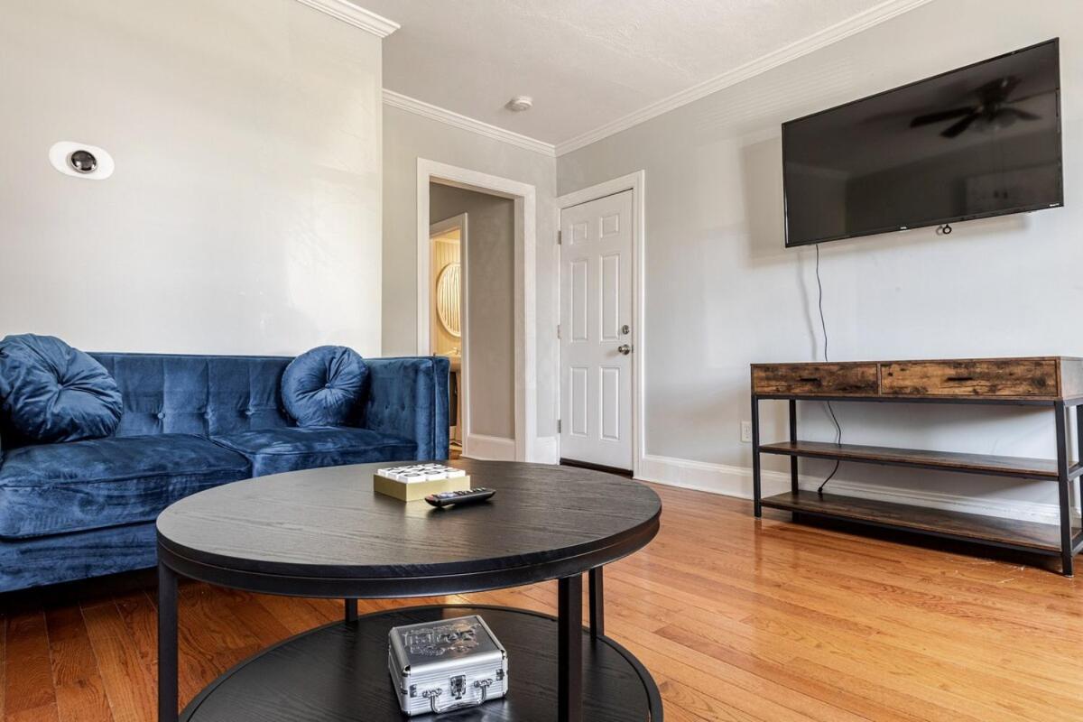 Right Near Convention Center And Train Station Apartment