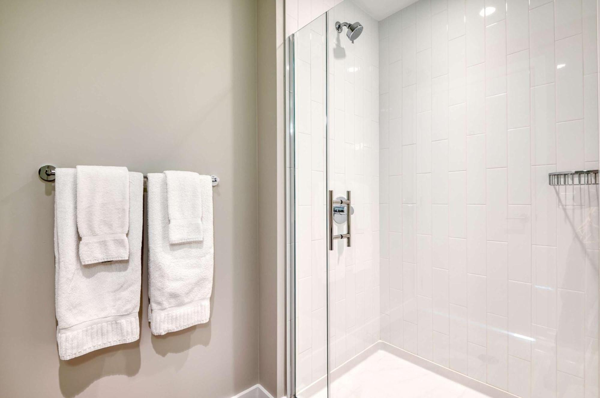 Luxury With Balcony In Seaport Apartment