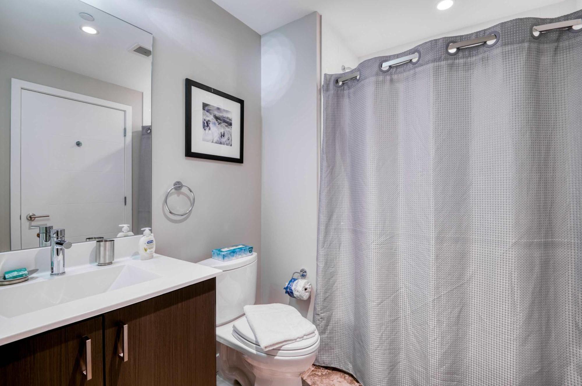 Luxury With Balcony In Seaport Apartment *