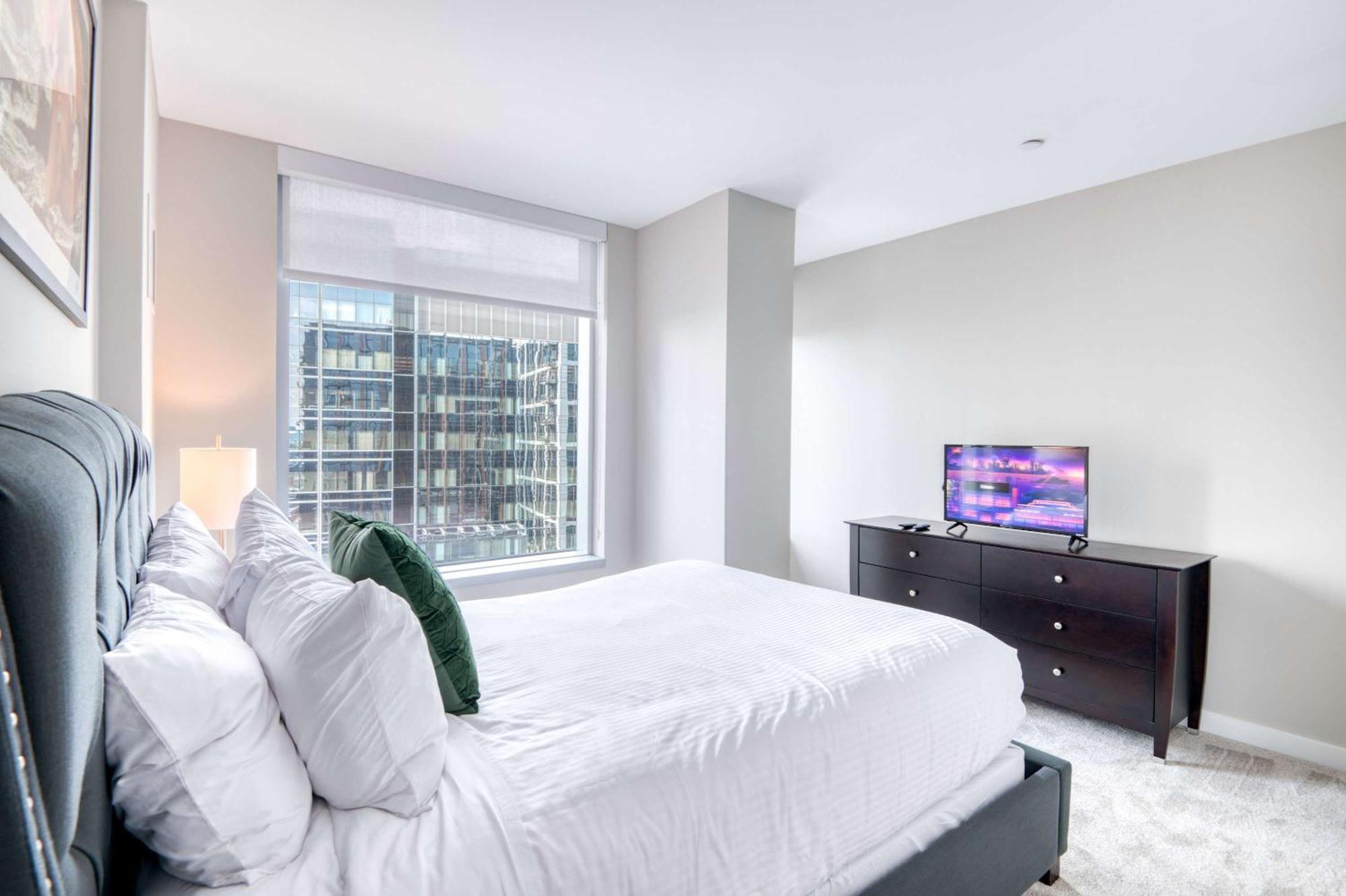 Luxury With Balcony In Seaport Apartment *