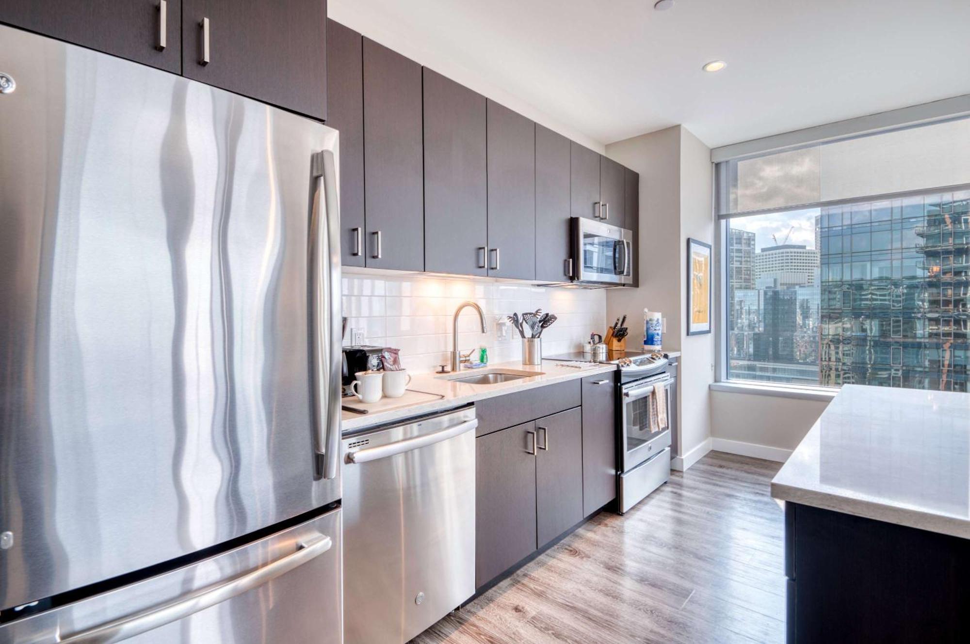 Luxury With Balcony In Seaport Apartment