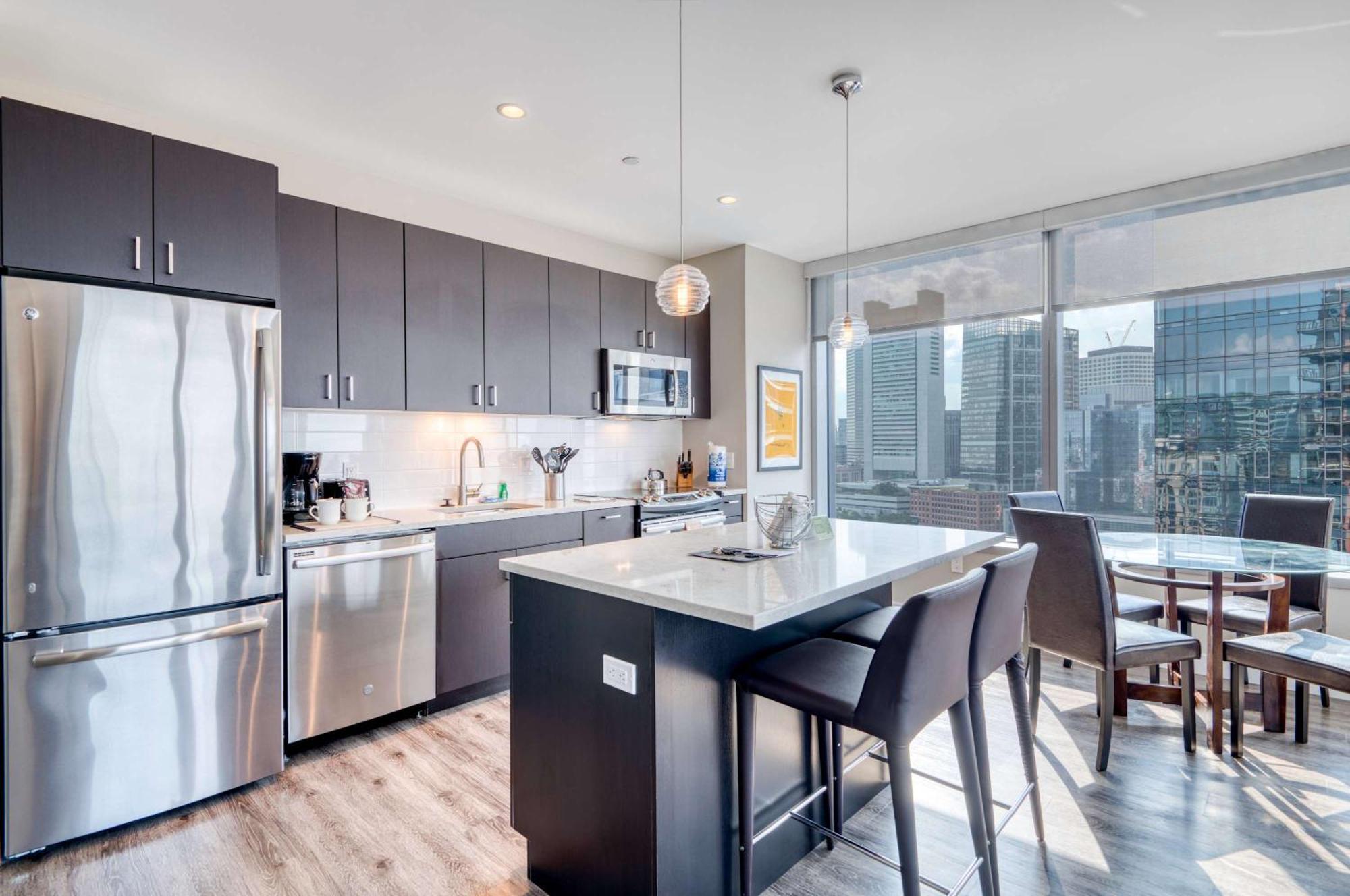 Luxury With Balcony In Seaport *