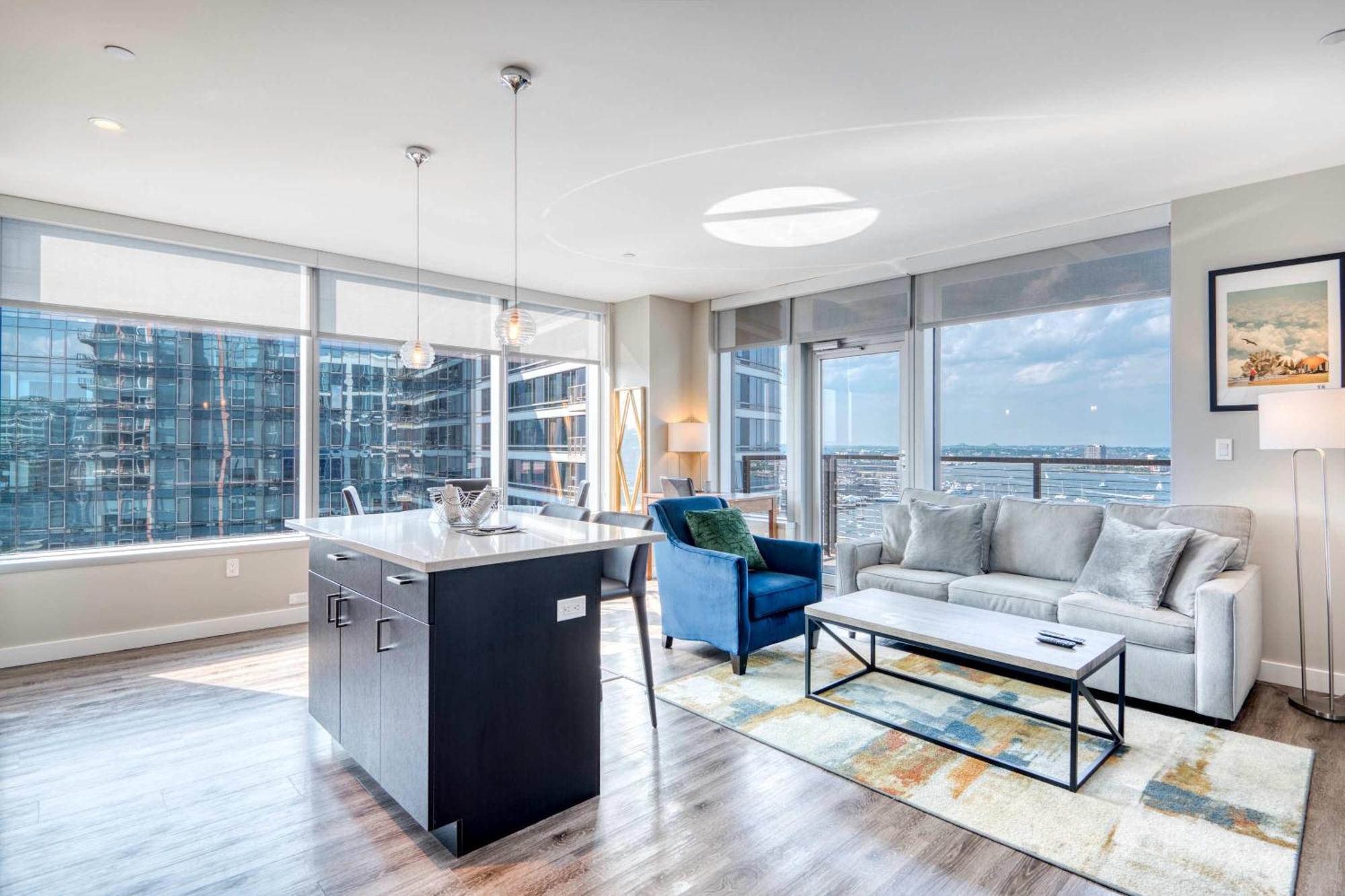 Luxury With Balcony In Seaport