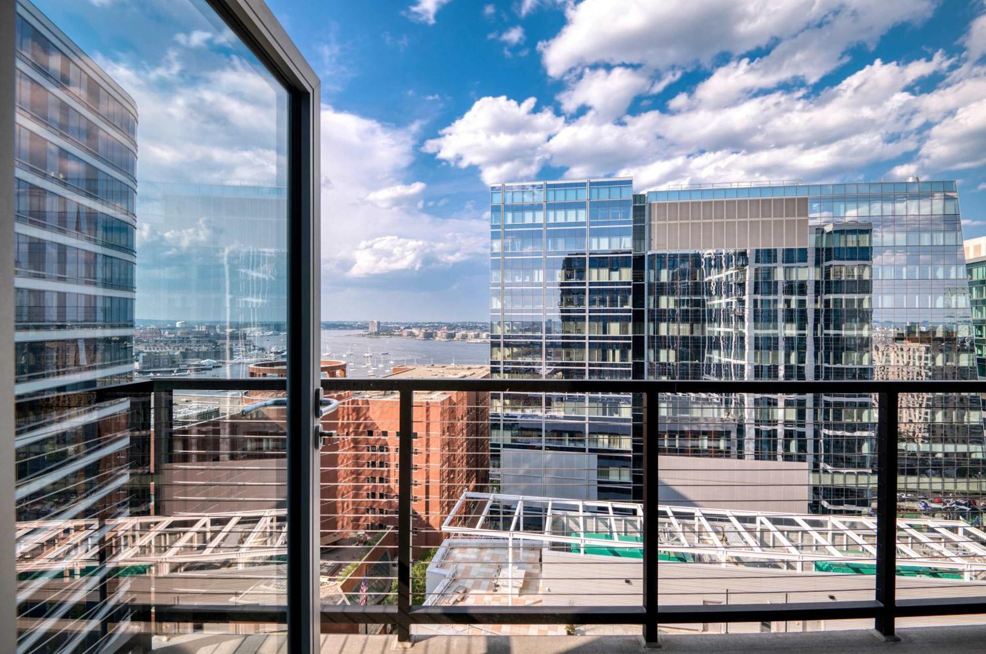 Luxury With Balcony In Seaport