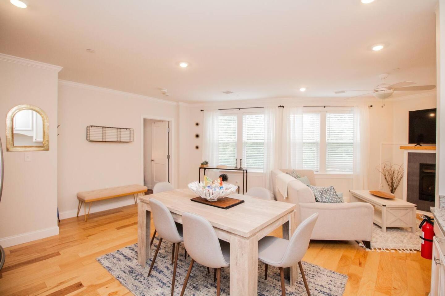 Stylish 2br W Full Kitchen, Laundry & Cen Air *