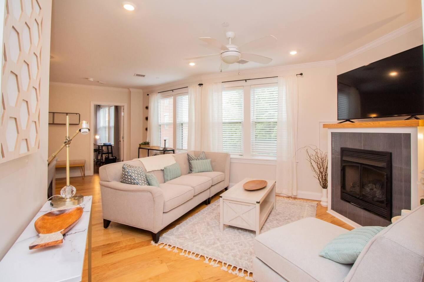 Stylish 2br W Full Kitchen, Laundry & Cen Air Appartement