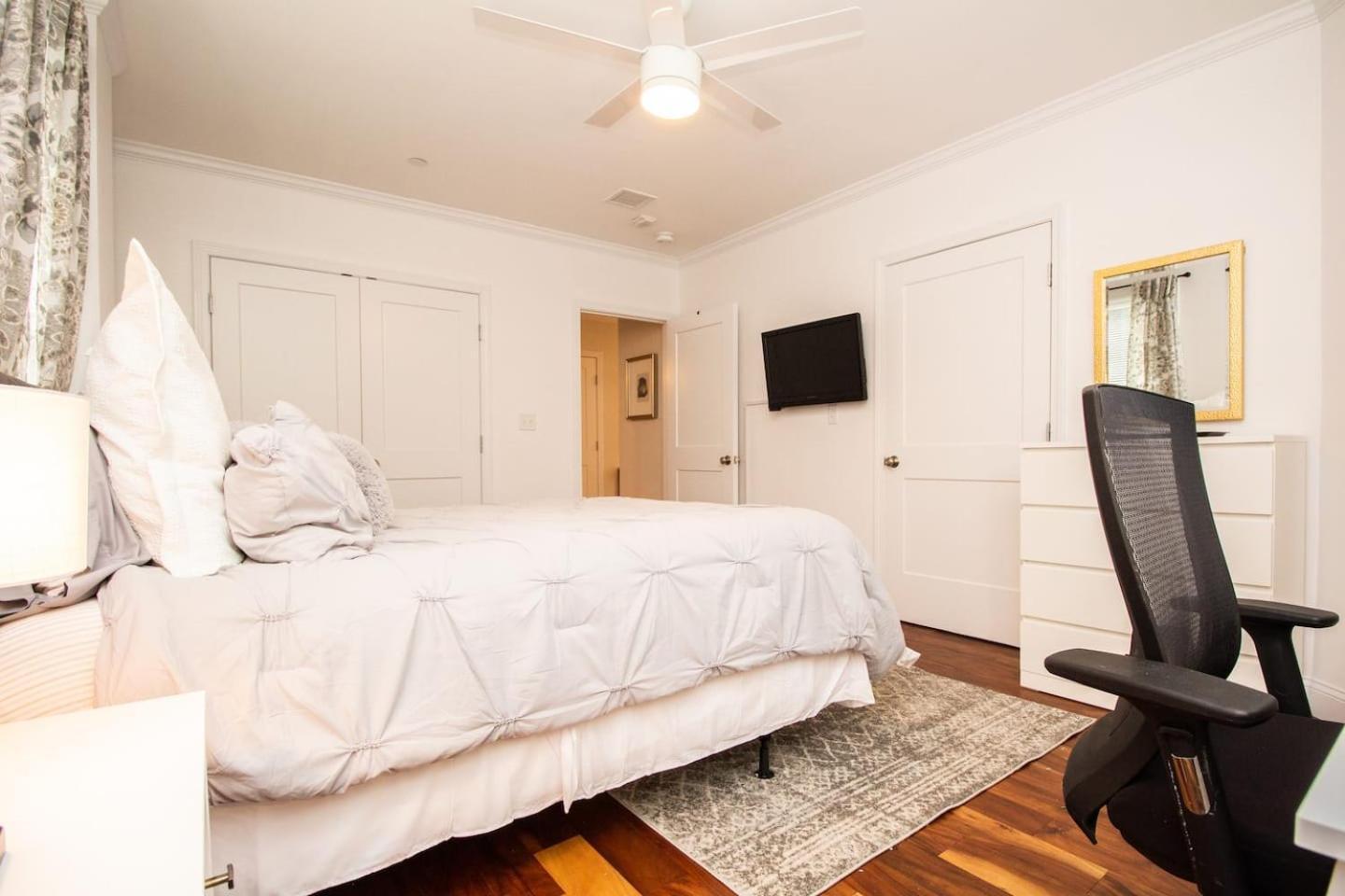 Stylish 2br W Full Kitchen, Laundry & Cen Air
