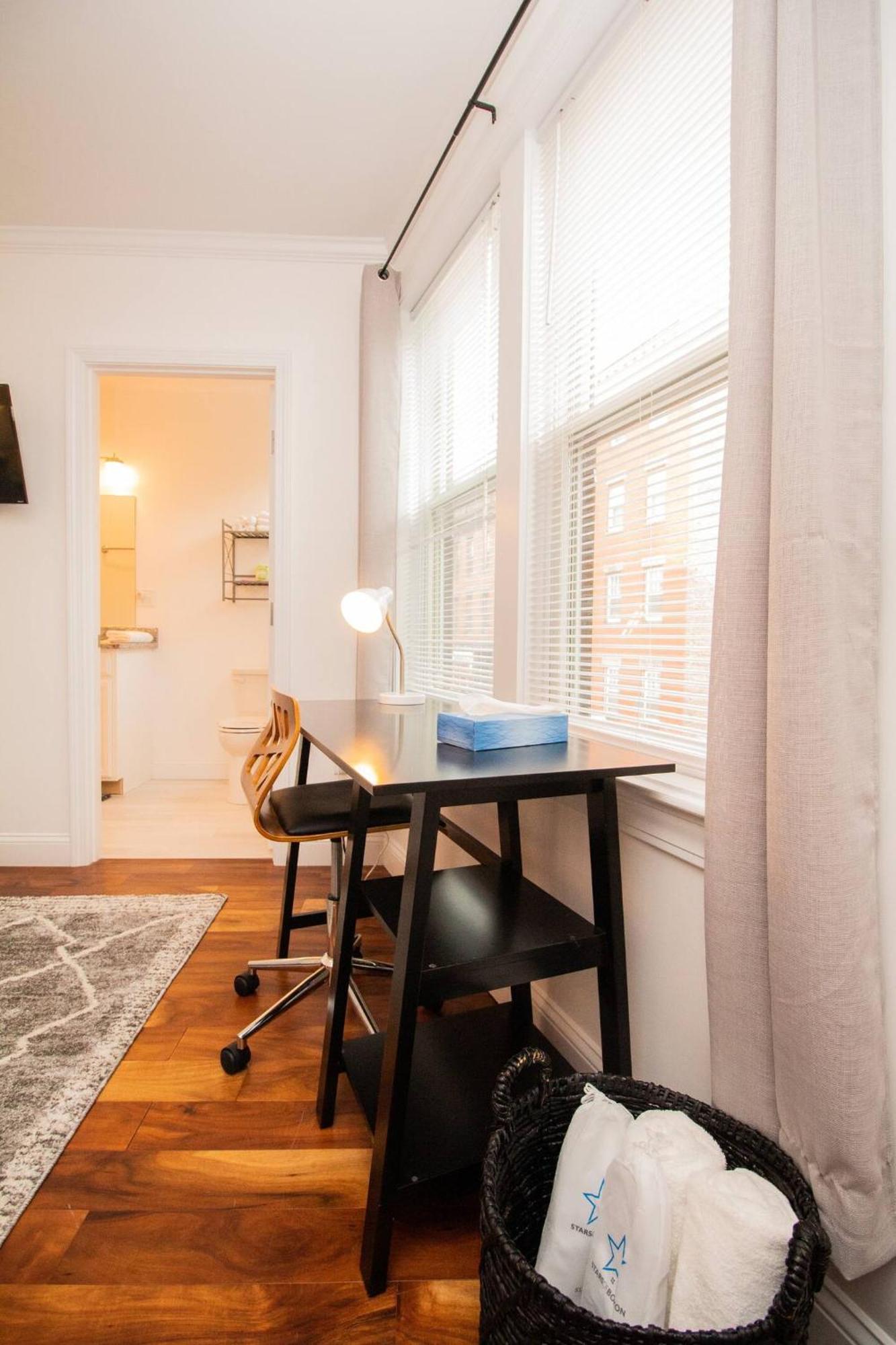 Stylish 2br W Full Kitchen, Laundry & Cen Air Appartement