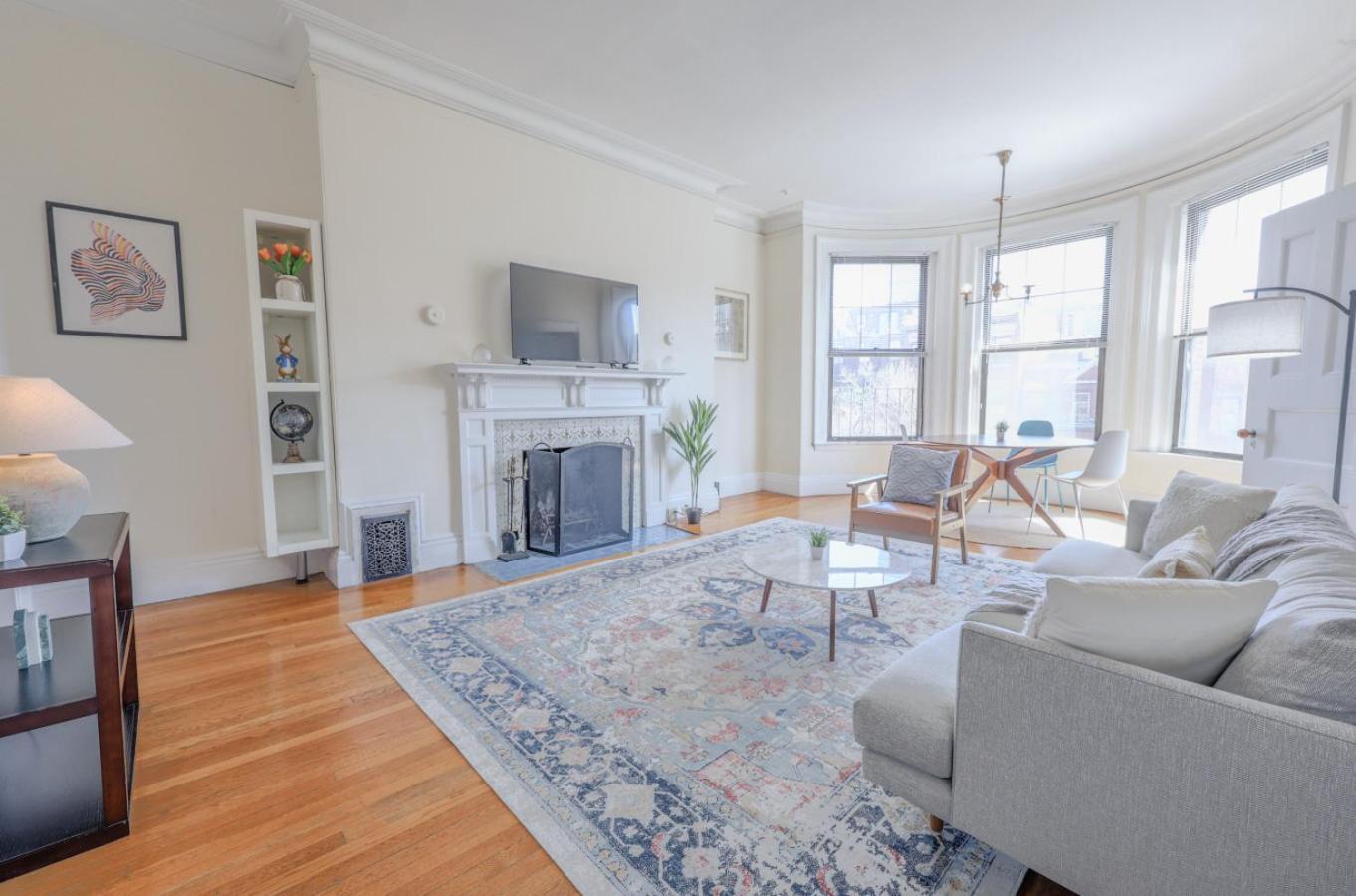 Large Victorian Back Bay 1br Boston