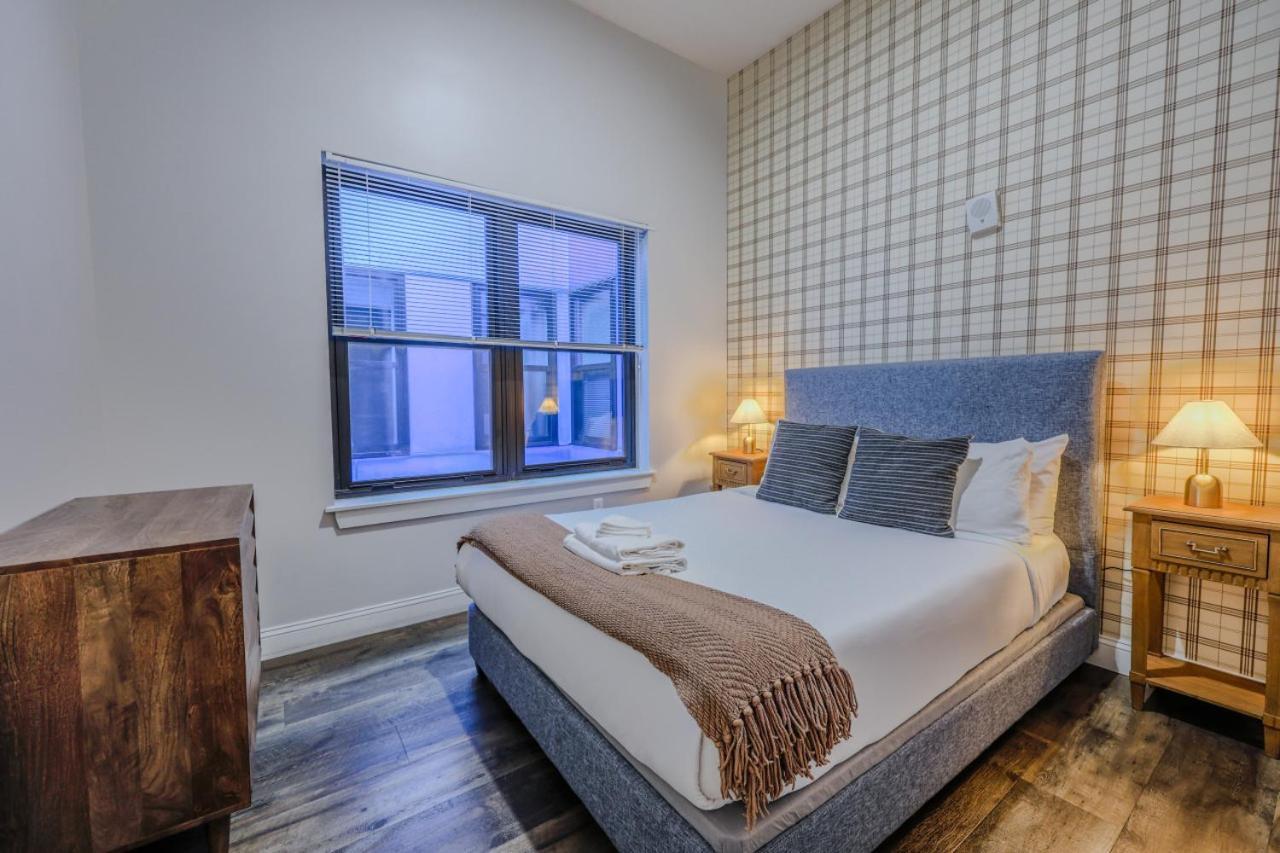 Apartment 4 Bed 2 Bath 200mbps Internet Luxury Keyless Entry *