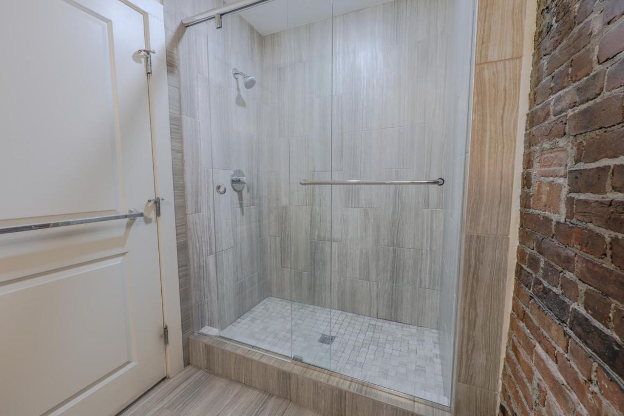 4 Bed 2 Bath 200mbps Internet Luxury Keyless Entry *