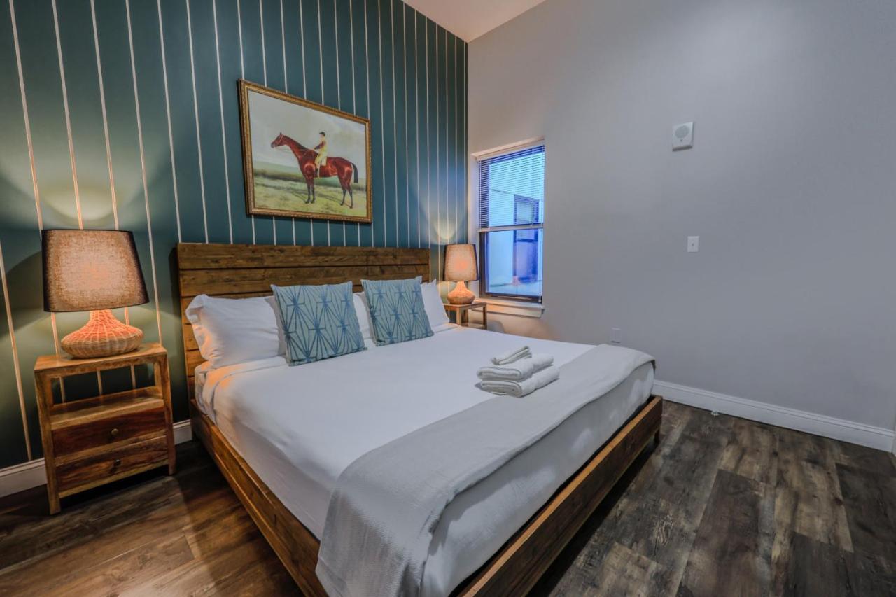 4 Bed 2 Bath 200mbps Internet Luxury Keyless Entry