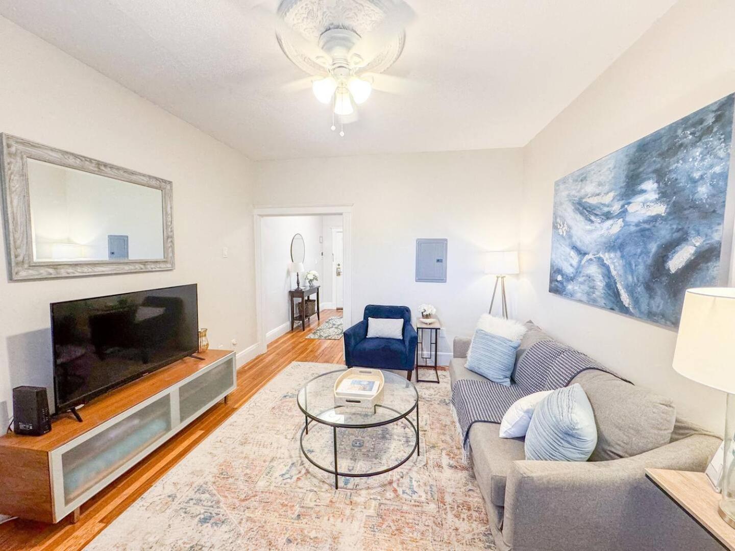 2 Bed, In Unit Laundry, College, Balcony Apartment