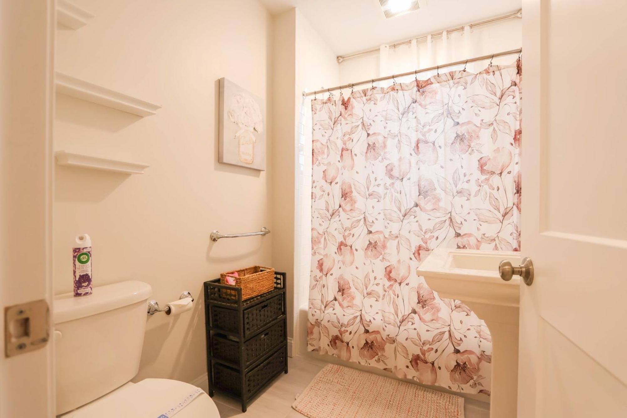 Apartment Modern 2-bed, 2-bath, 4 Min Walk To Northeastern Boston