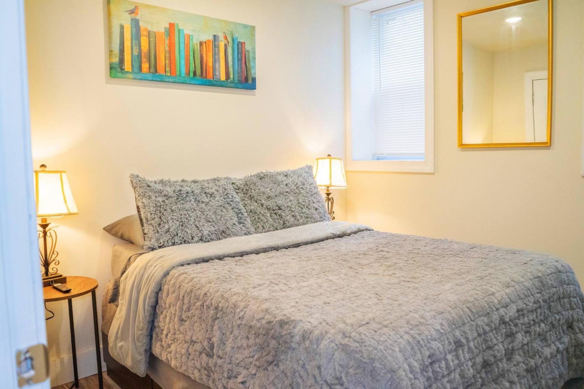 Modern & Cozy 3-br Near Downtown Apartment