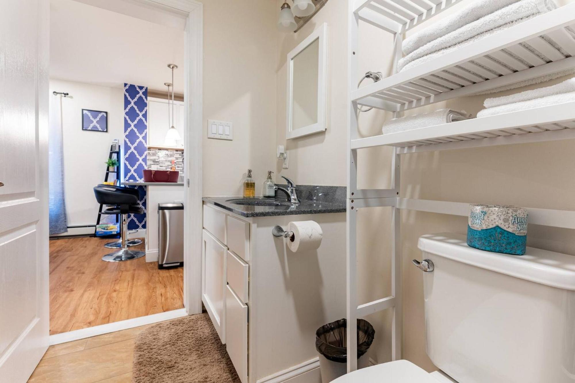 Modern & Stylish 1-br Near Downtown Holiday home