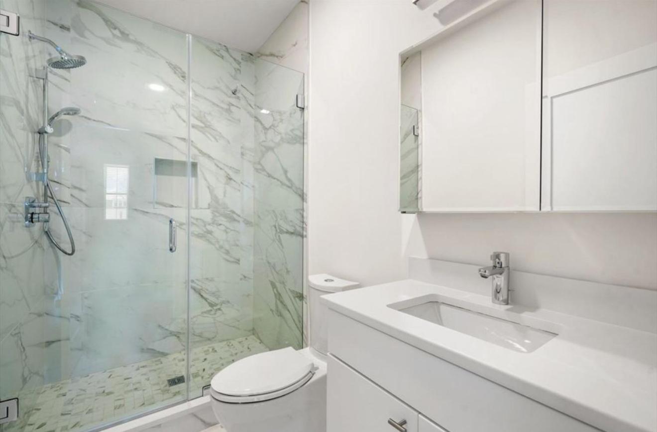 Large Luxury Near Train * Boston