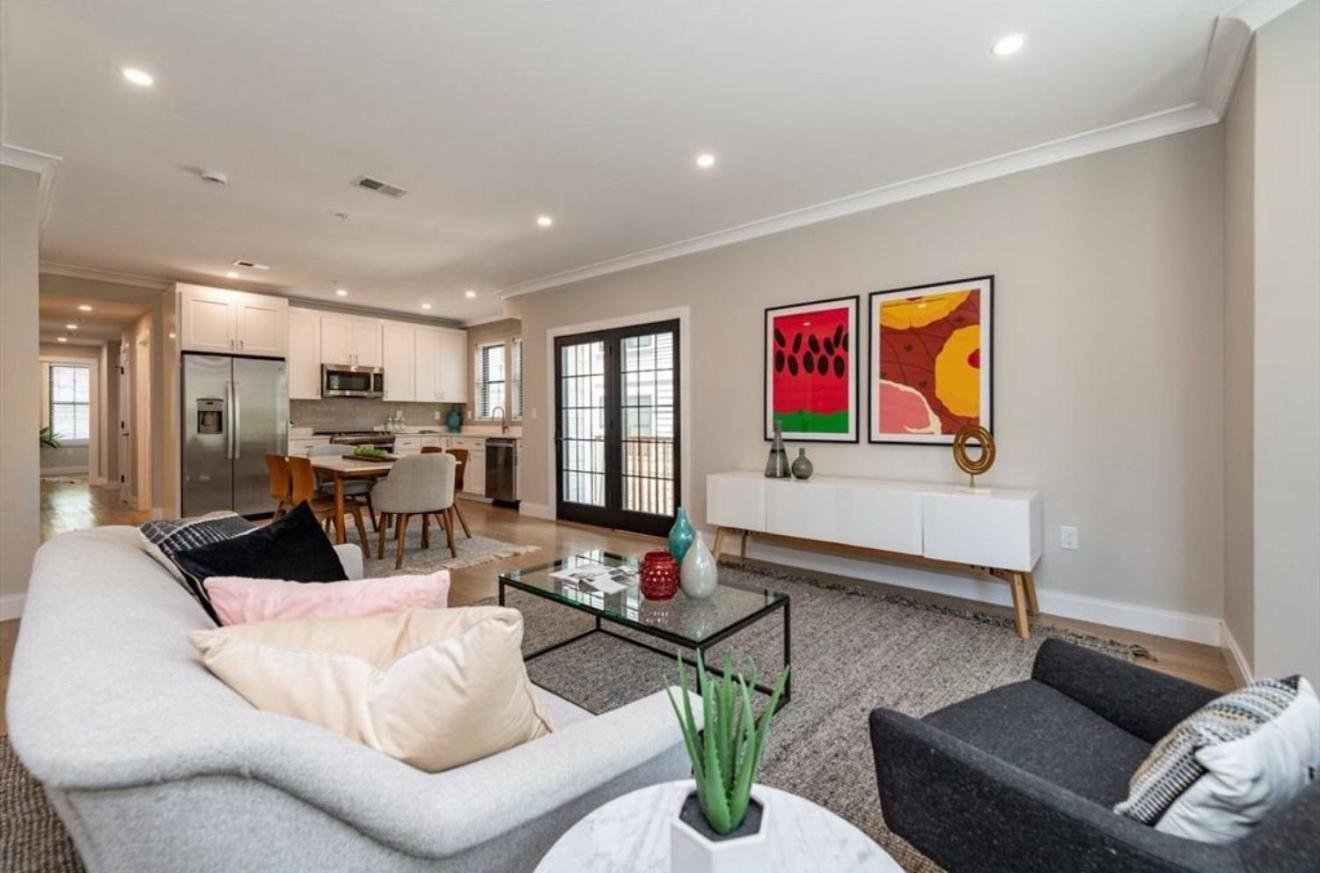 Large Luxury Near Train Apartment *