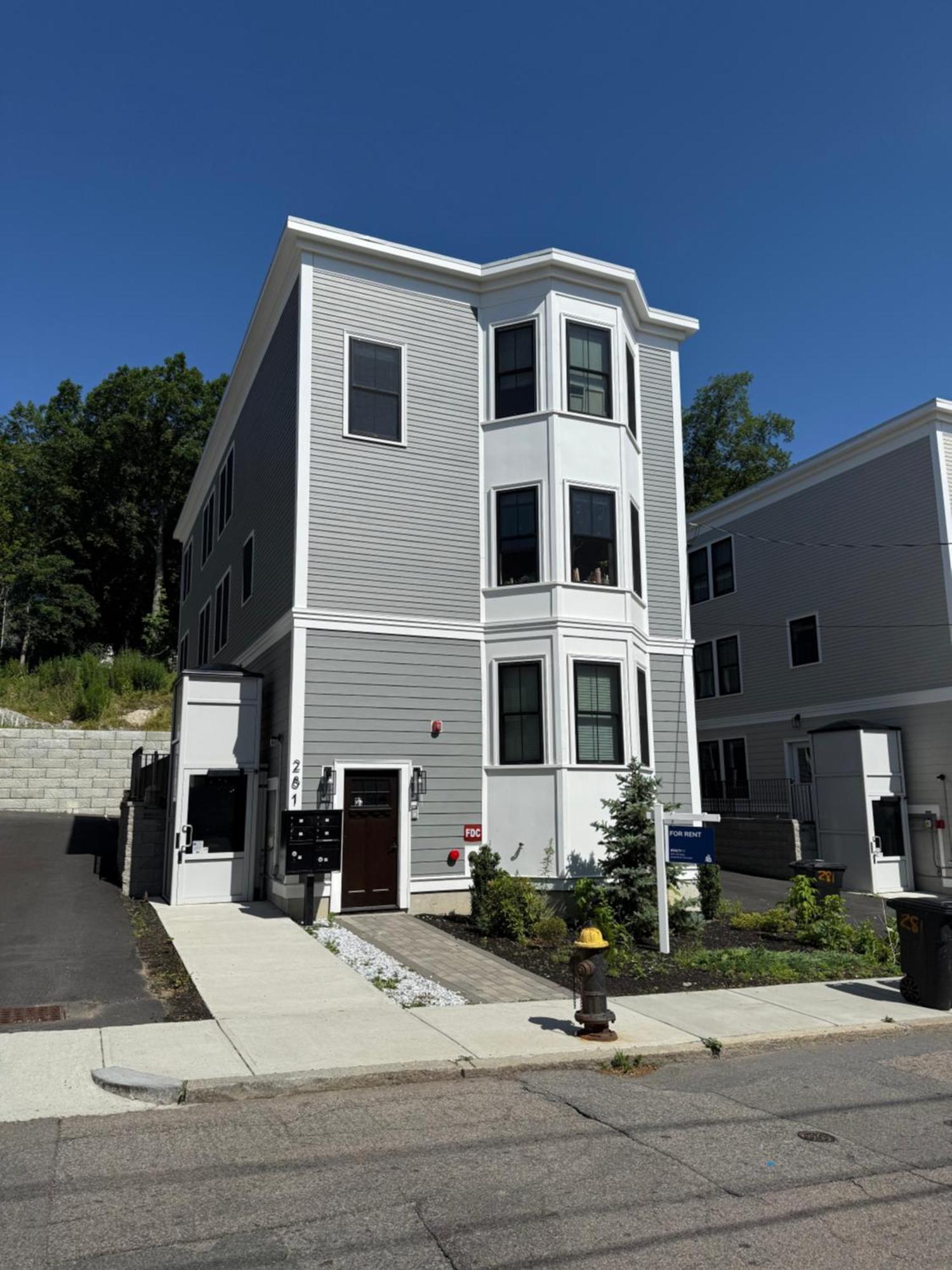 Large Luxury Near Train * Boston