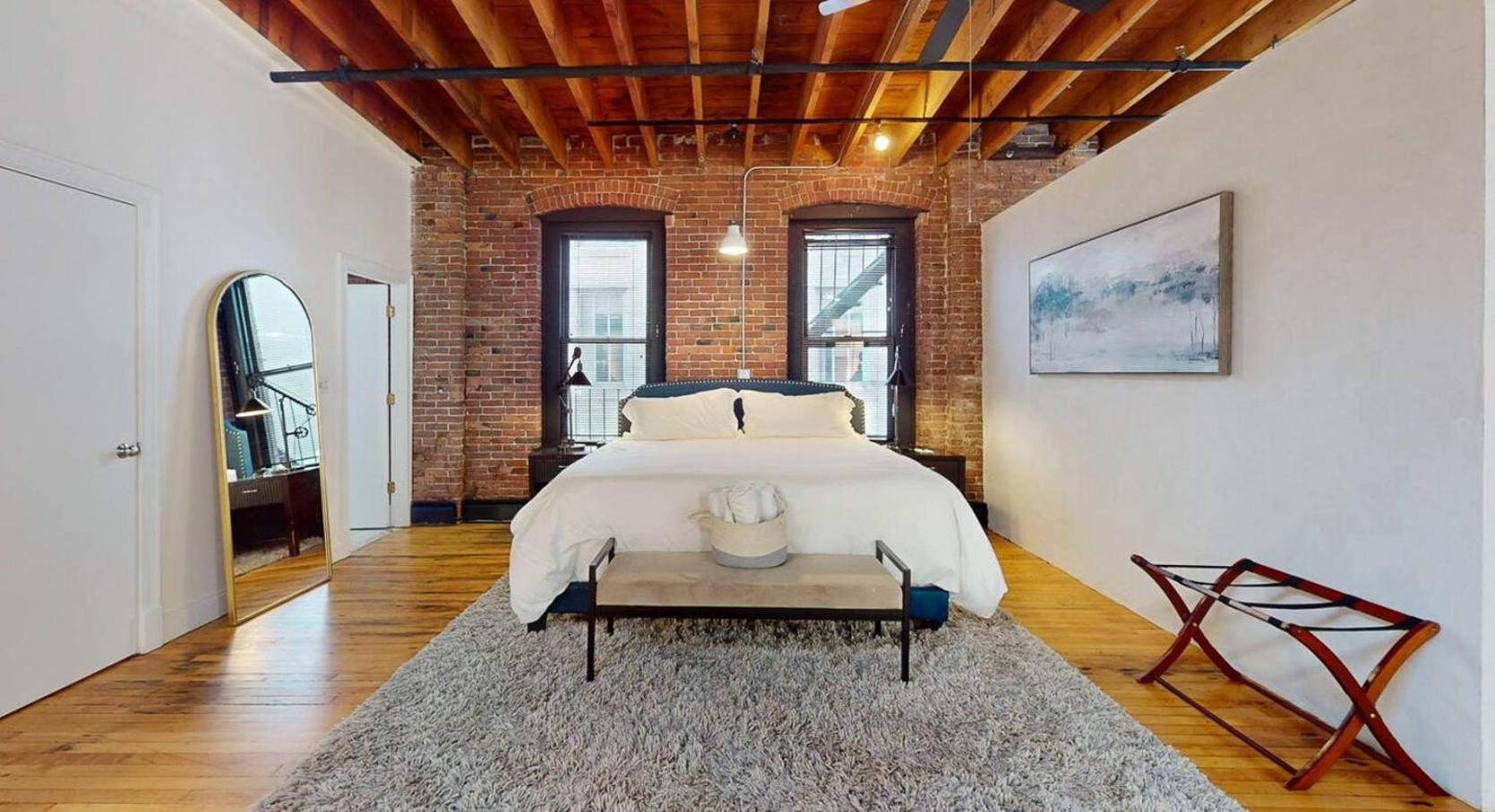 Apartment Expansive Back Bay Loft, Sleeps 4, 1b15b *