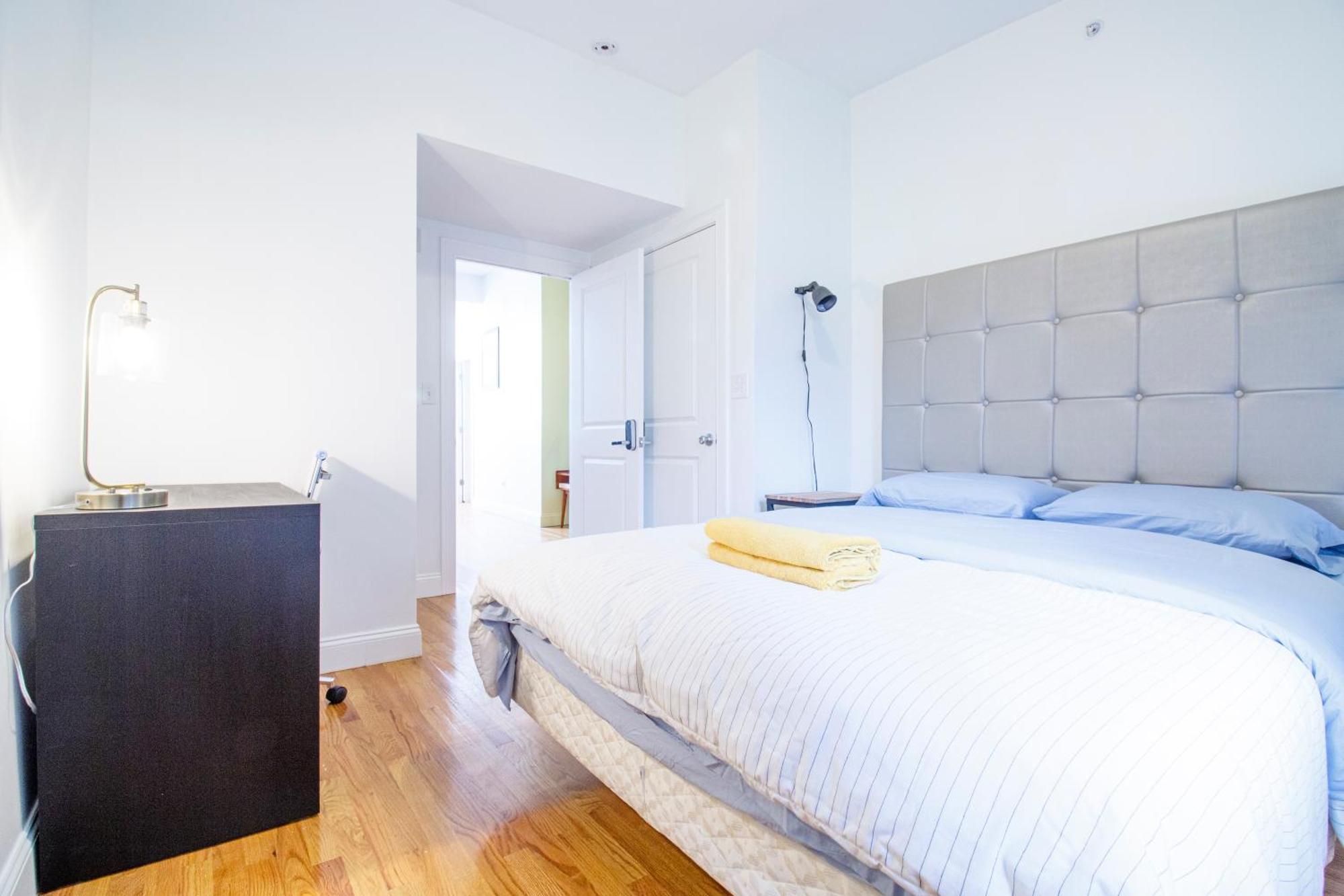 Modern & Spacious 4-bedroom In Roxbury Apartment *