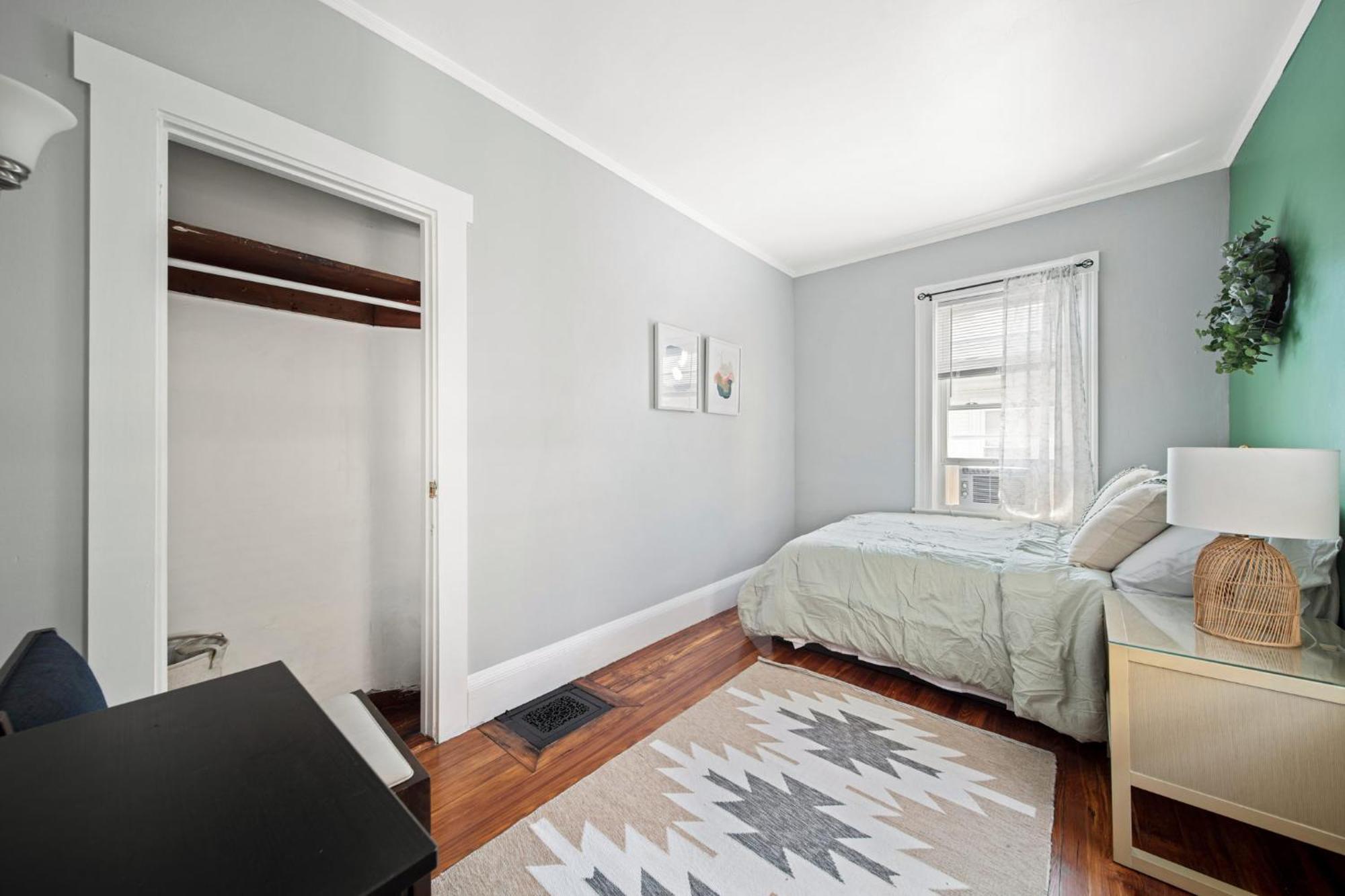 Apartment Well-lit Bedroom Near Transit And Charles River Boston