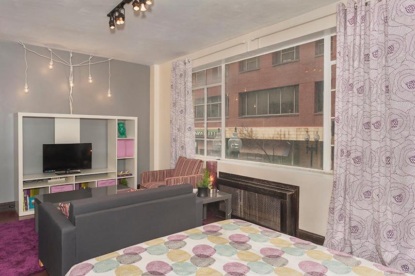 Cozy Steps From Common And Theaters Apartment