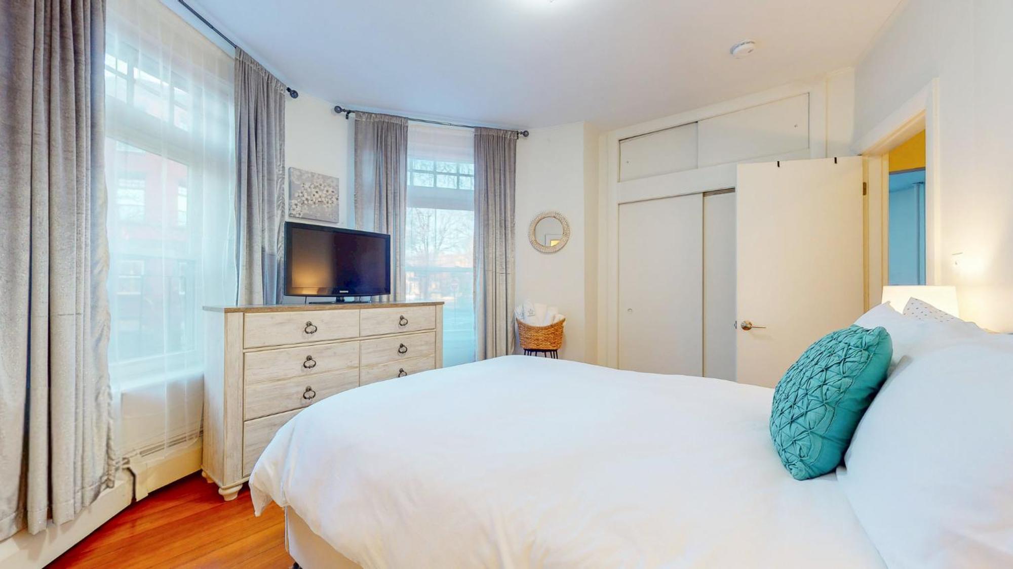 Apartment Renovated 1bed, Steps To Mbta, Shops & Restaurants *