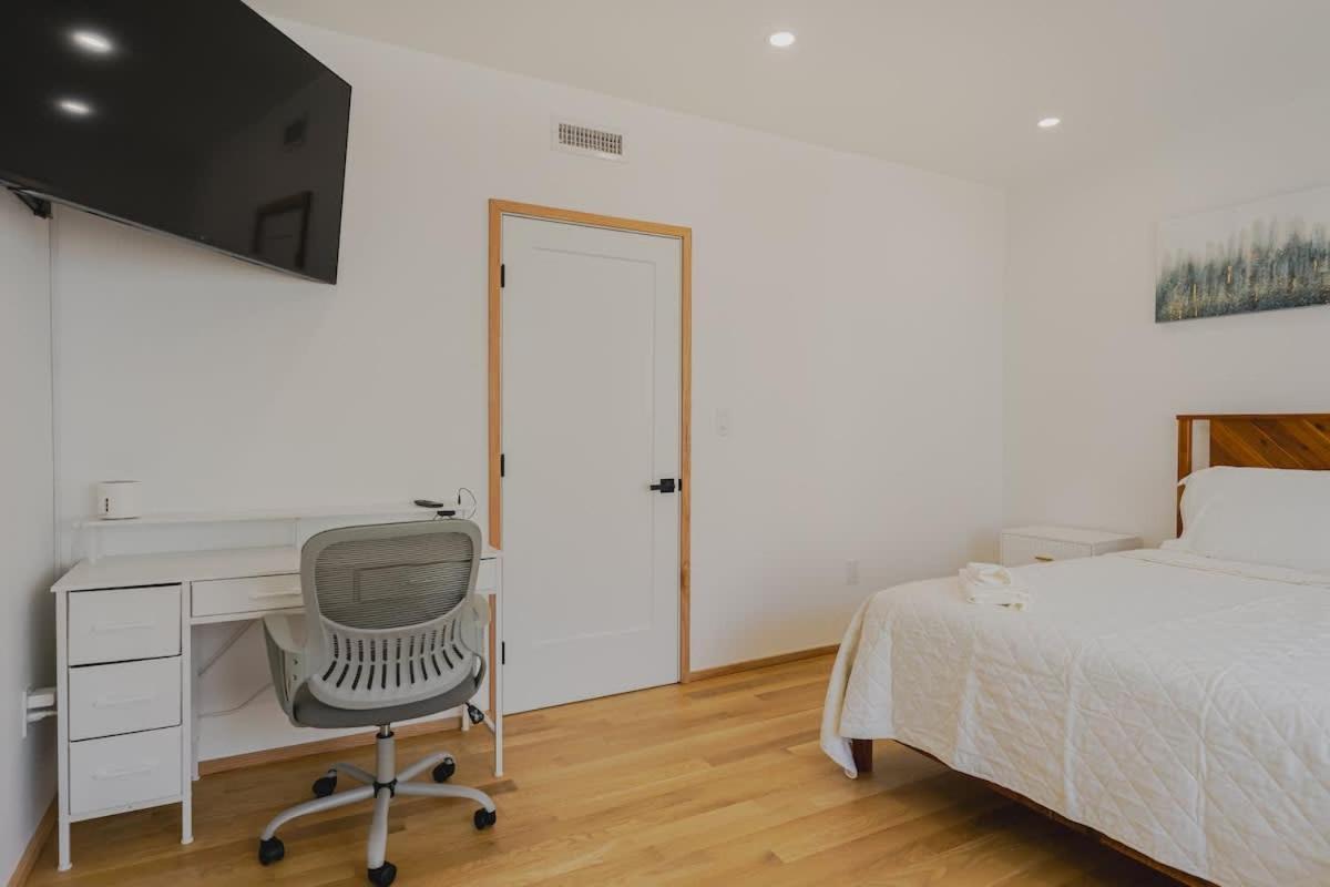 Apartment Lux 3bd Minutes Walk To Airport *