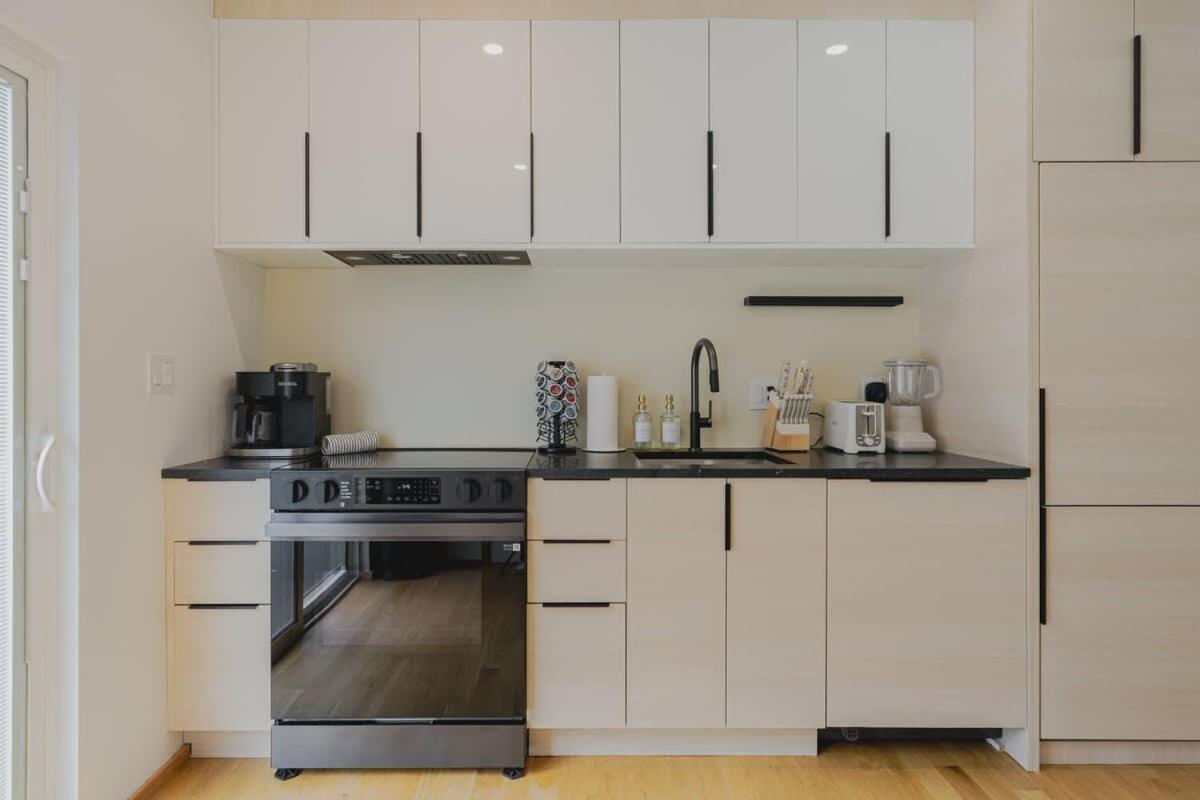 Apartment Lux 3bd Minutes Walk To Airport