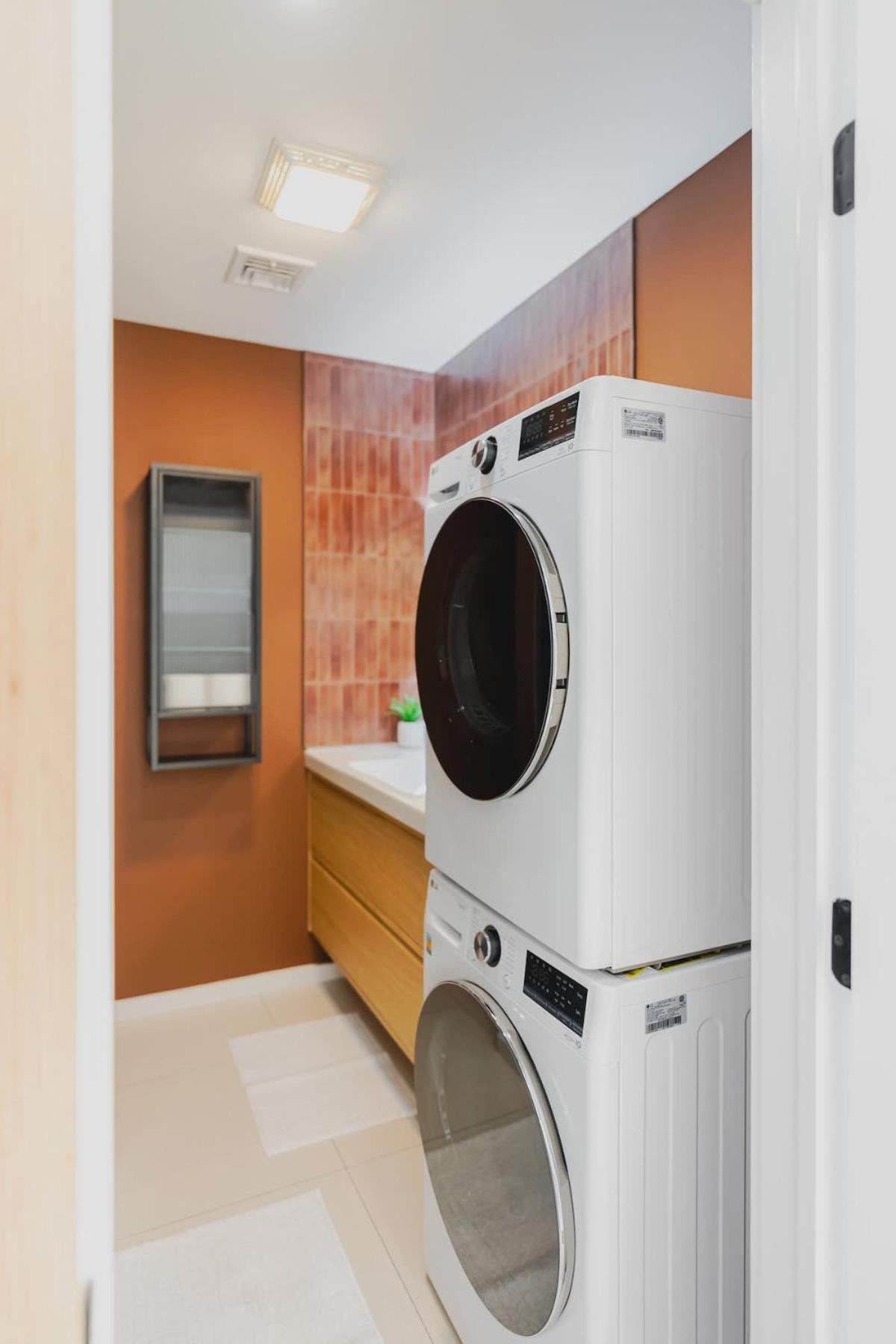 Lux 3bd Minutes Walk To Airport *