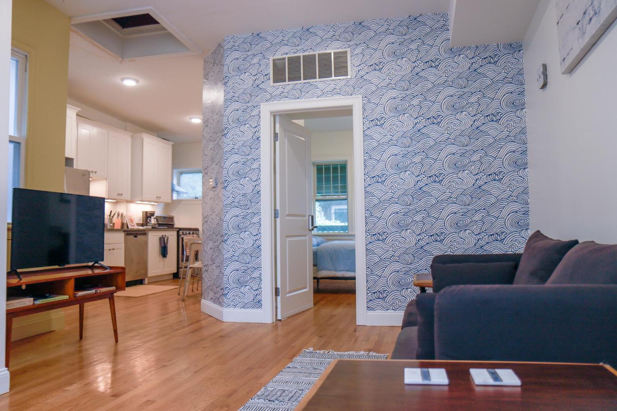 Modern & Spacious 4-bedroom In Roxbury Apartment *